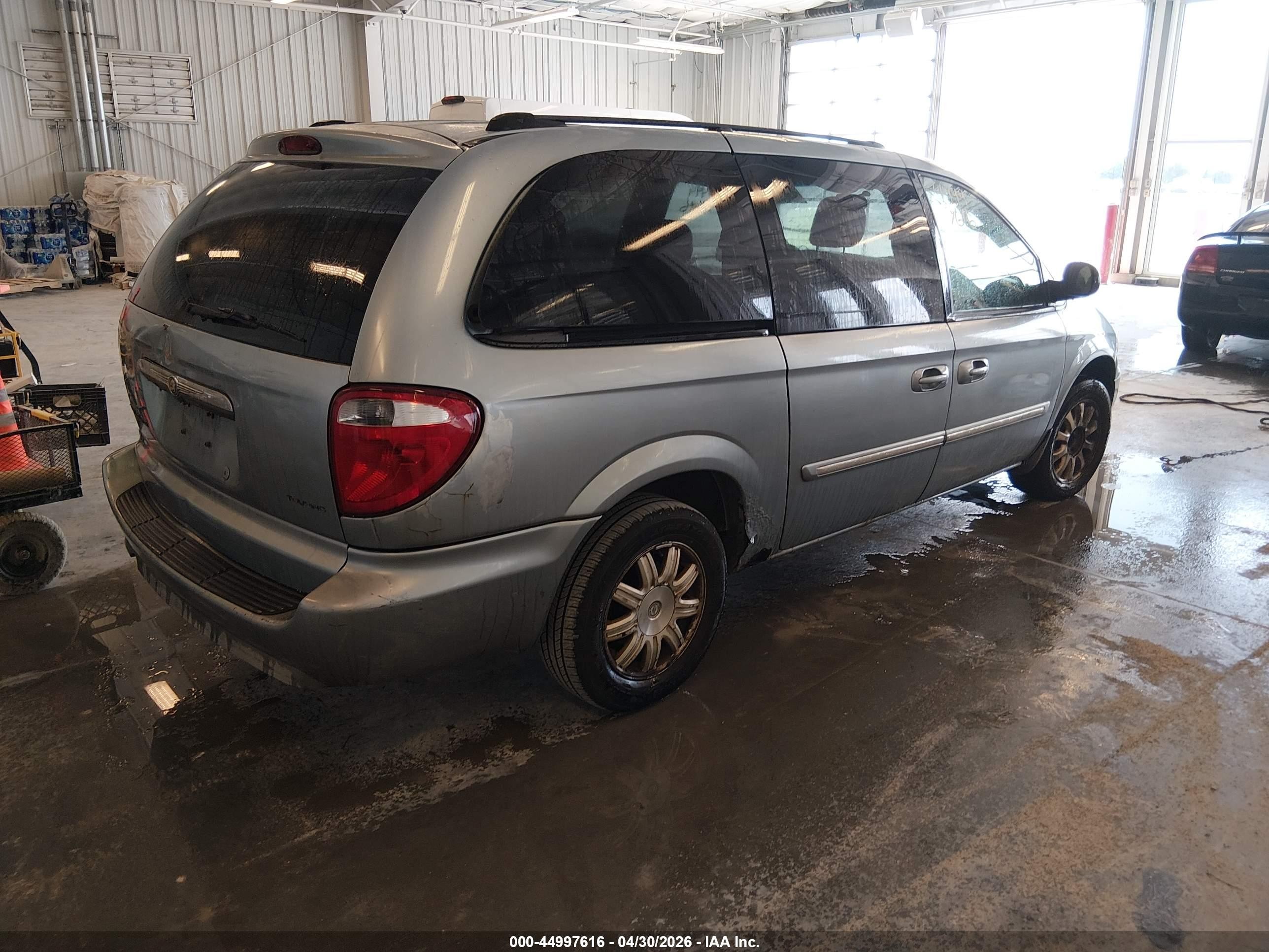 2005 Chrysler Town & Country Touring vin: 2C4GP54L35R558949