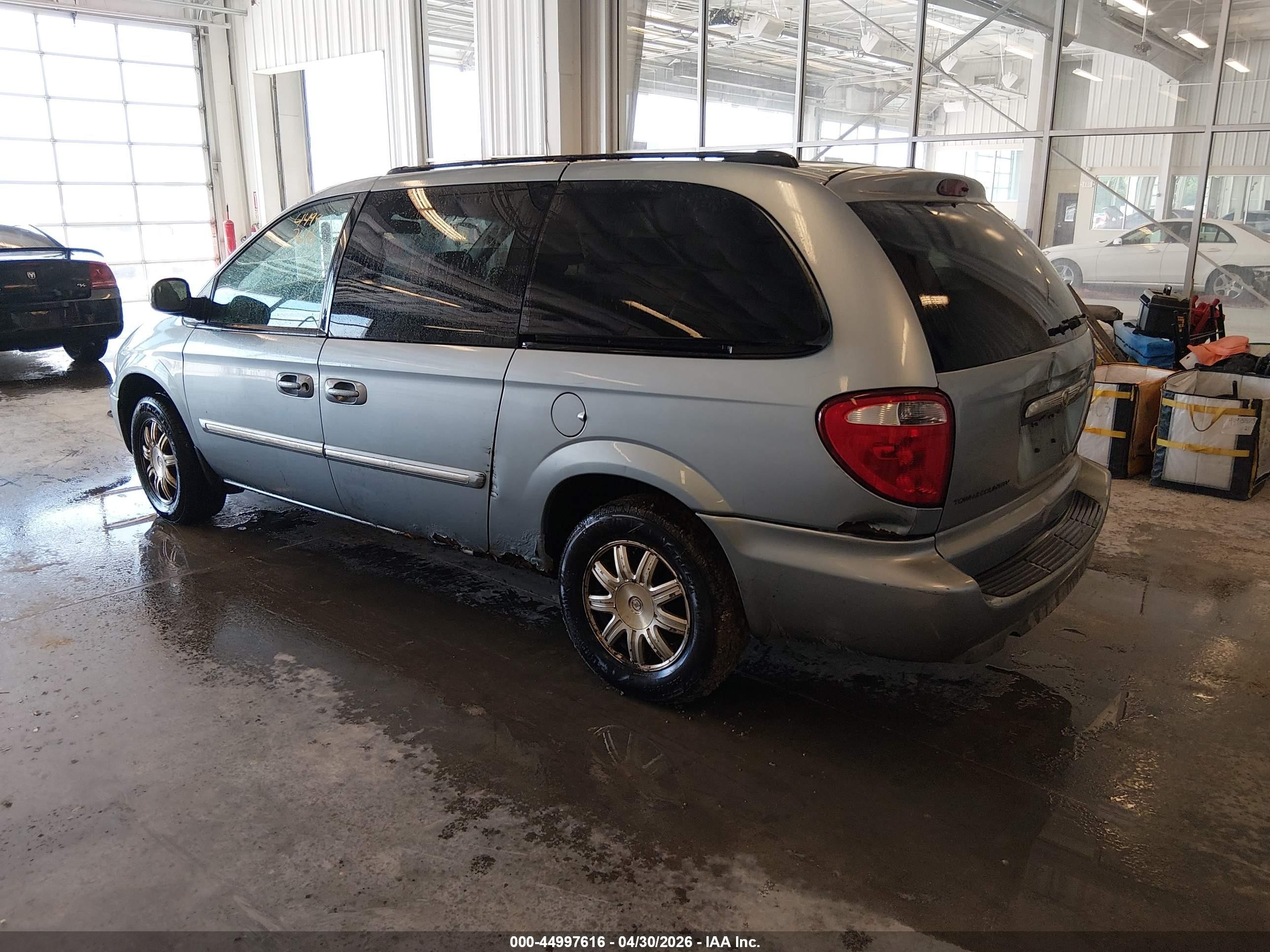 2005 Chrysler Town & Country Touring vin: 2C4GP54L35R558949