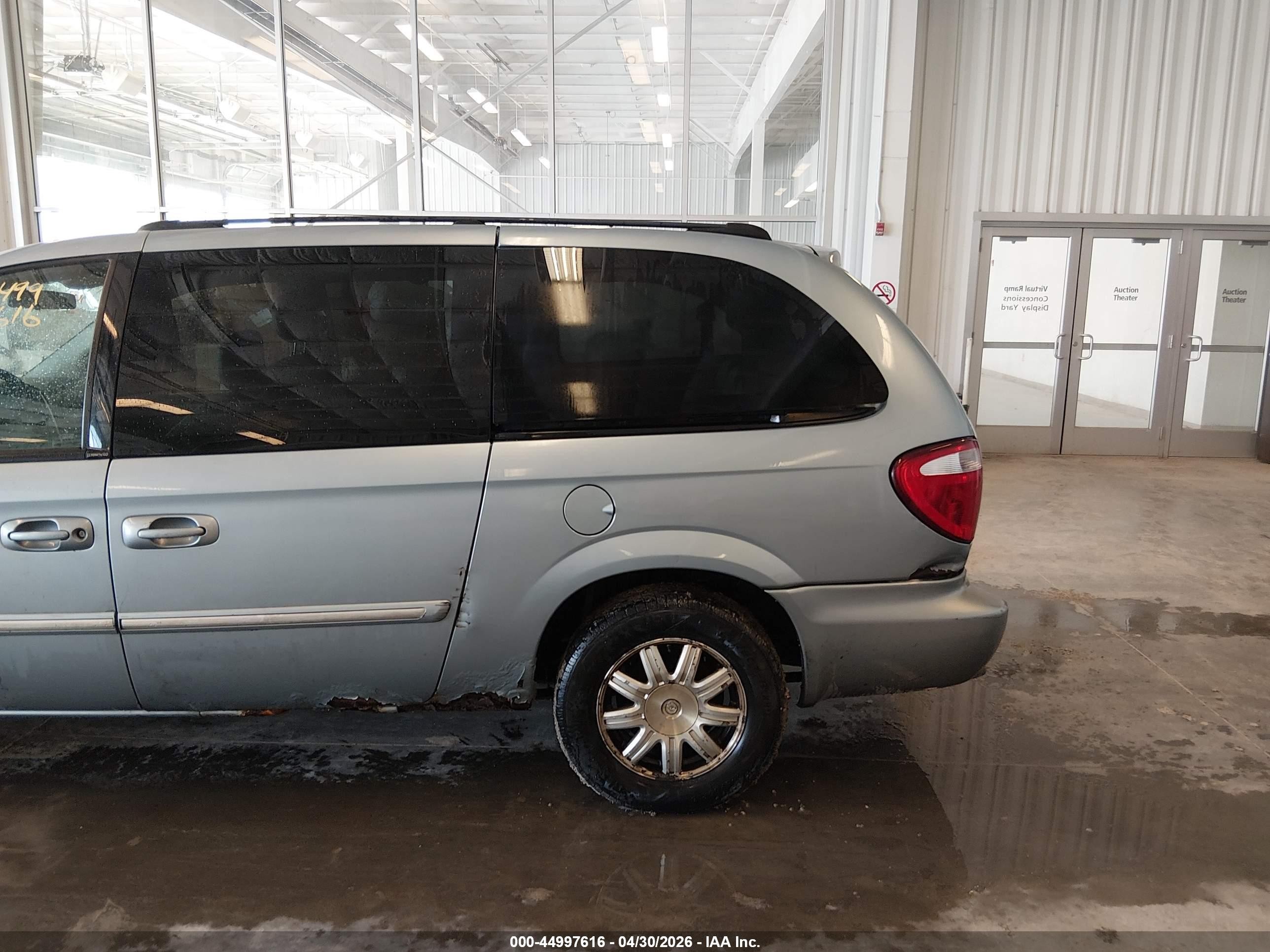 2005 Chrysler Town & Country Touring vin: 2C4GP54L35R558949