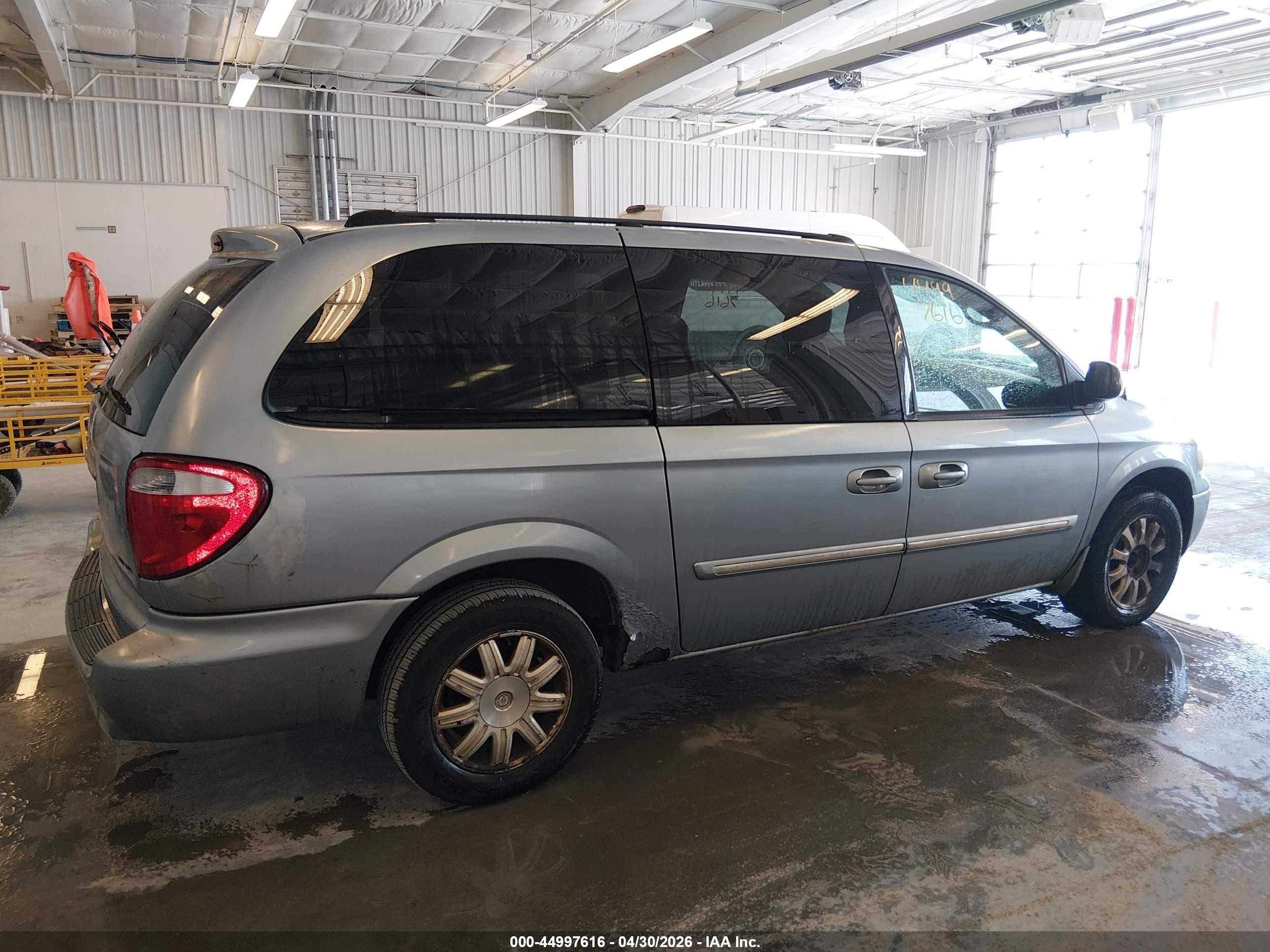 2005 Chrysler Town & Country Touring vin: 2C4GP54L35R558949