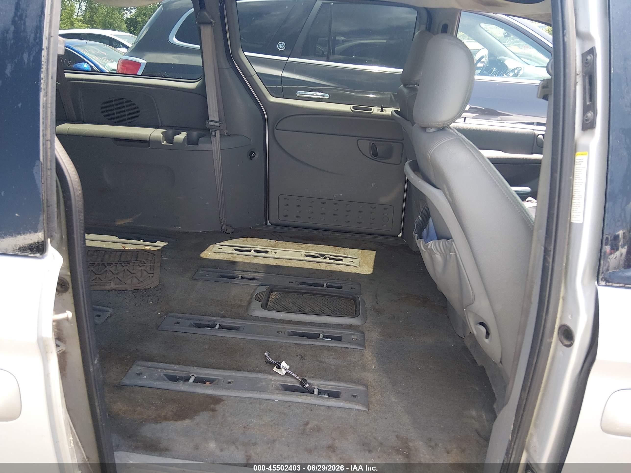 2004 Chrysler Town & Country Touring Silver vin: 2C4GP54L44R528485