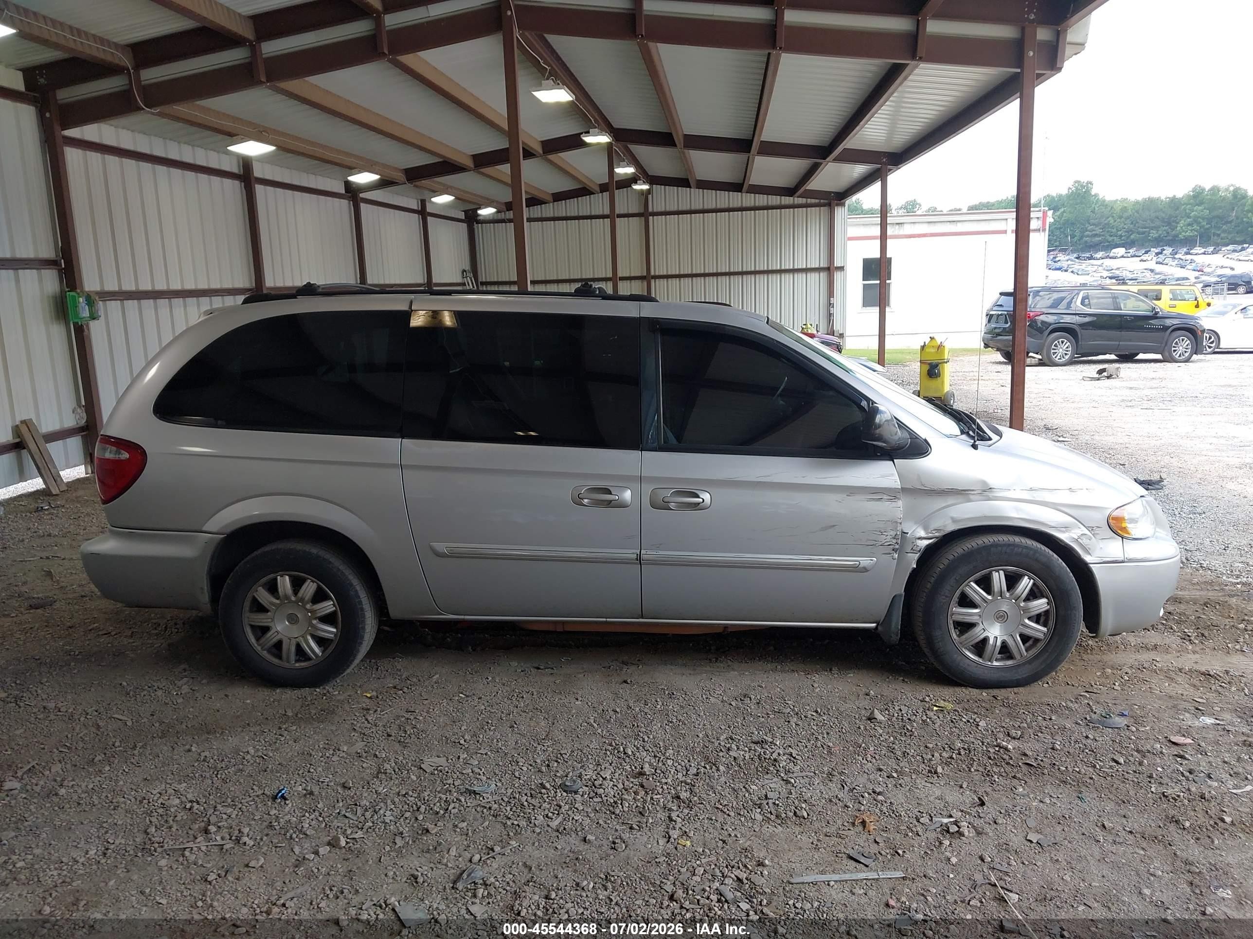 2005 Chrysler Town & Country Touring Silver vin: 2C4GP54L45R157331