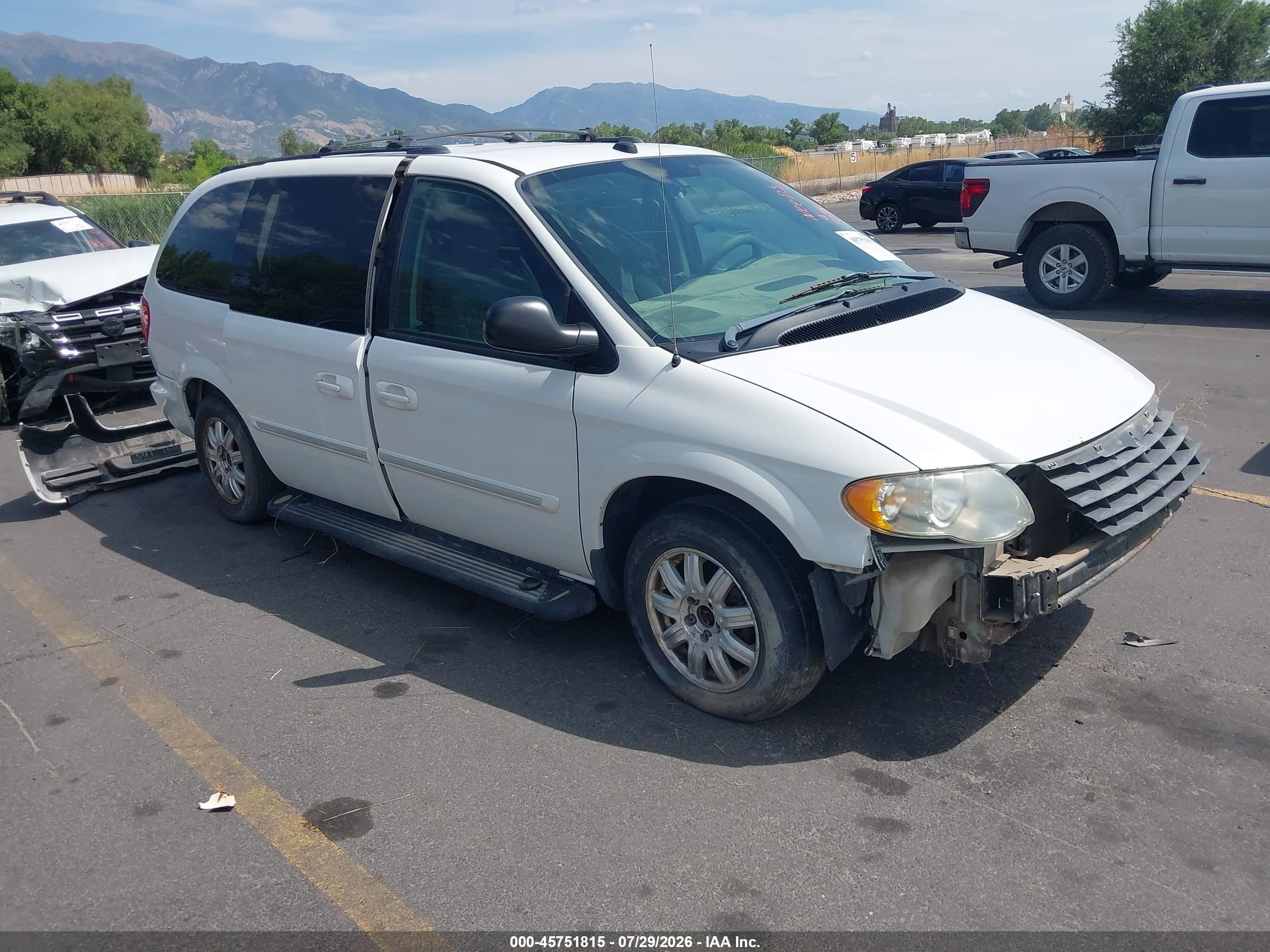 2005 Chrysler Town & Country Touring Белый vin: 2C4GP54L45R469682