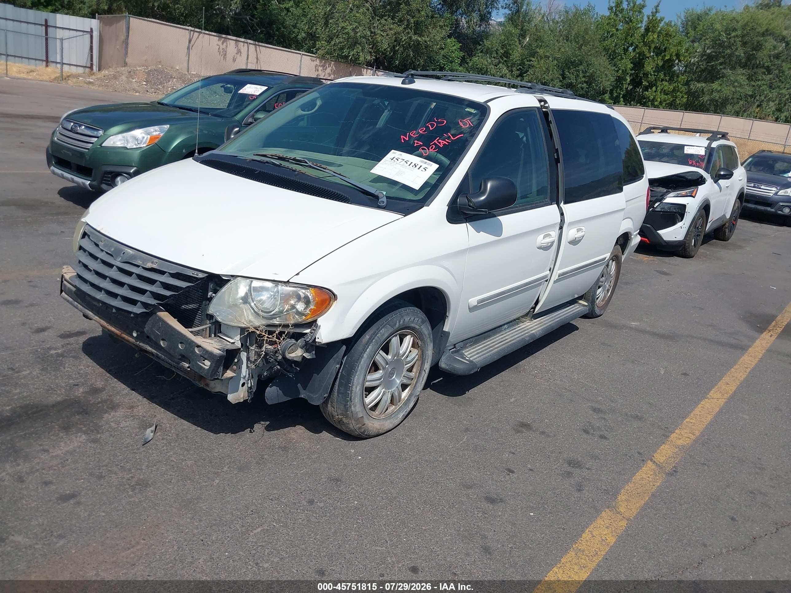 2005 Chrysler Town & Country Touring White vin: 2C4GP54L45R469682