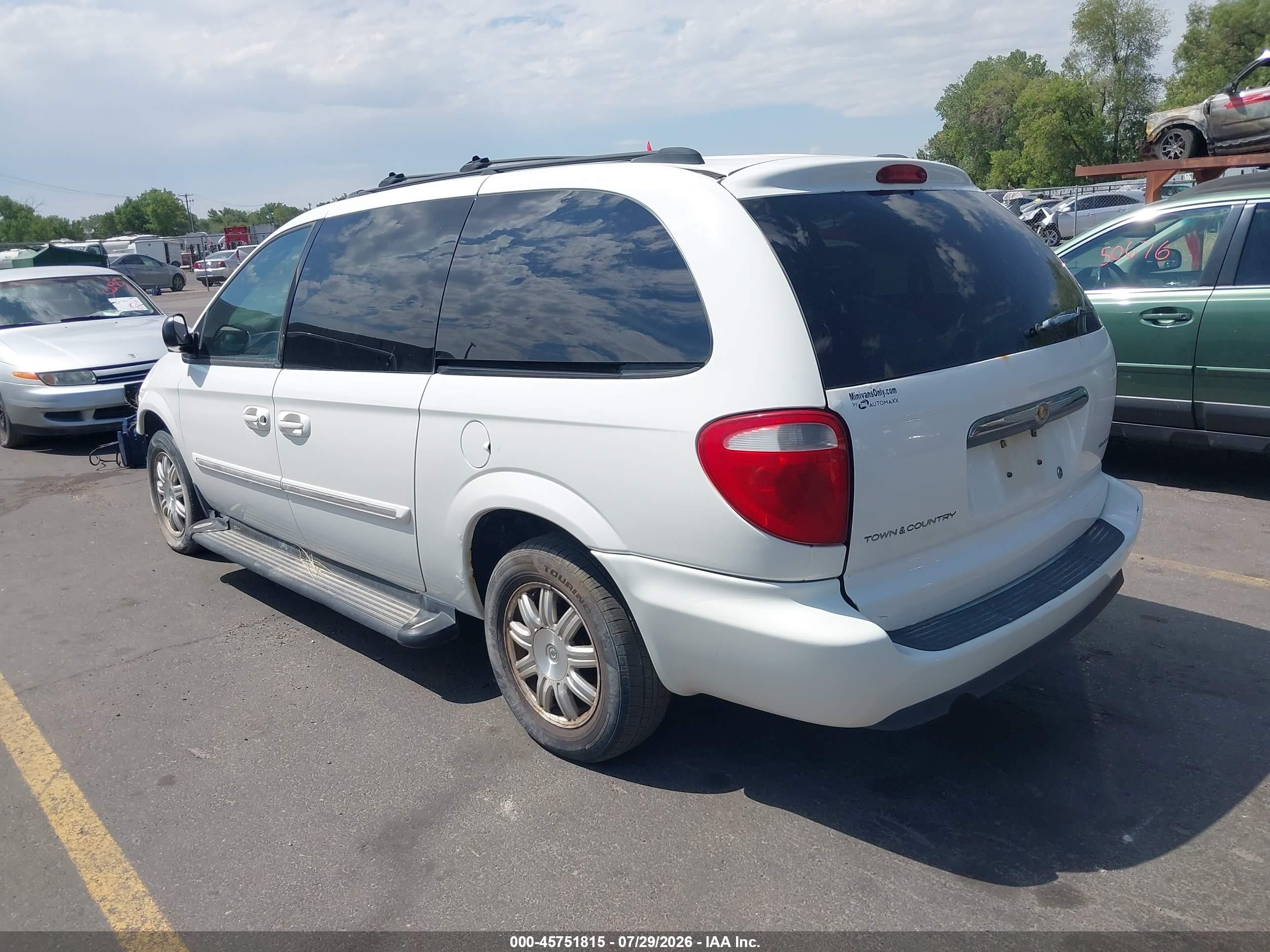 2005 Chrysler Town & Country Touring White vin: 2C4GP54L45R469682