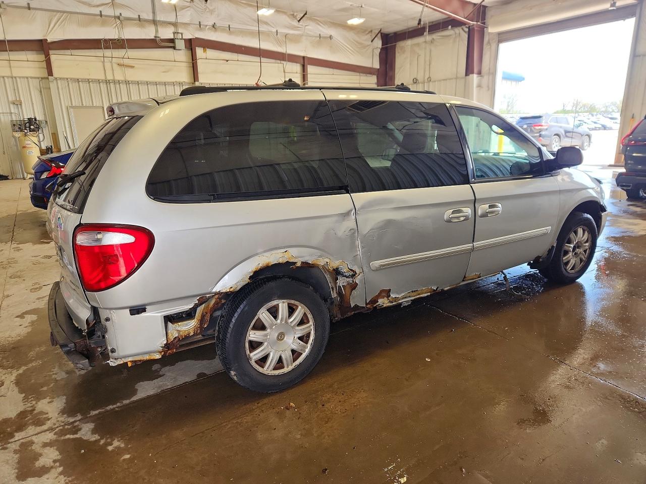 2005 Chrysler Town & Country Touring Silver vin: 2C4GP54L45R501983