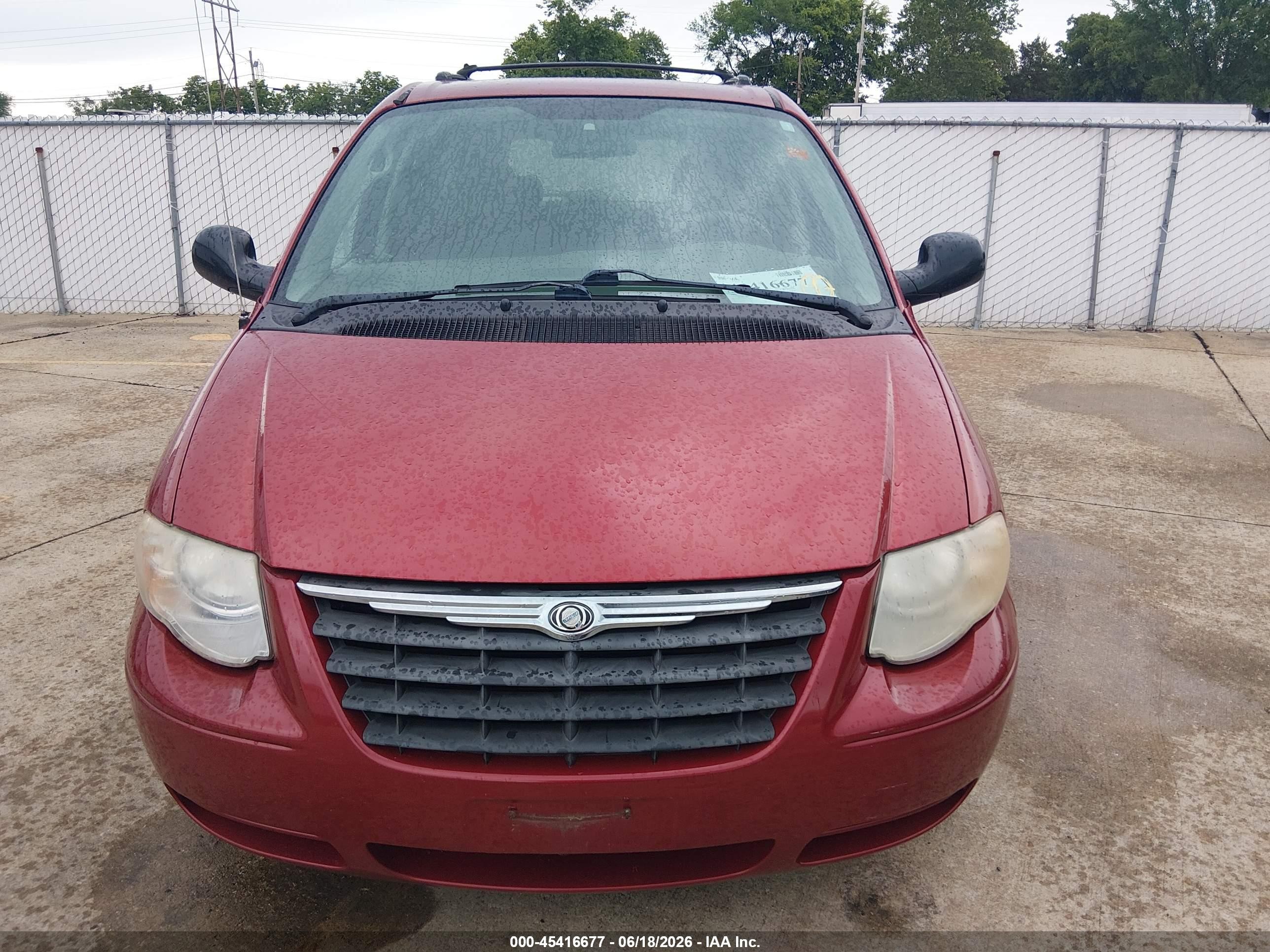 2005 Chrysler Town & Country Touring Red vin: 2C4GP54L45R541688