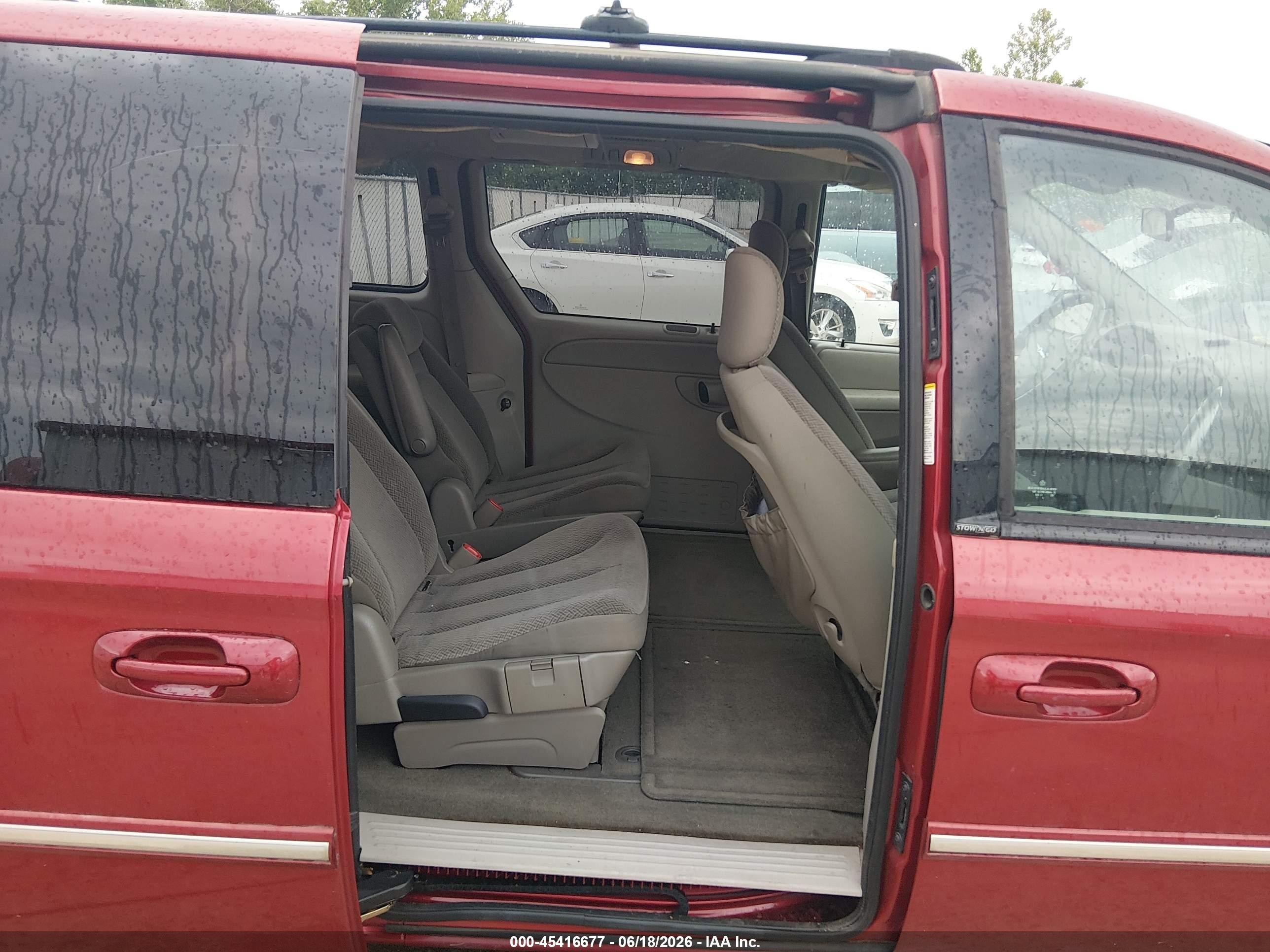 2005 Chrysler Town & Country Touring Red vin: 2C4GP54L45R541688