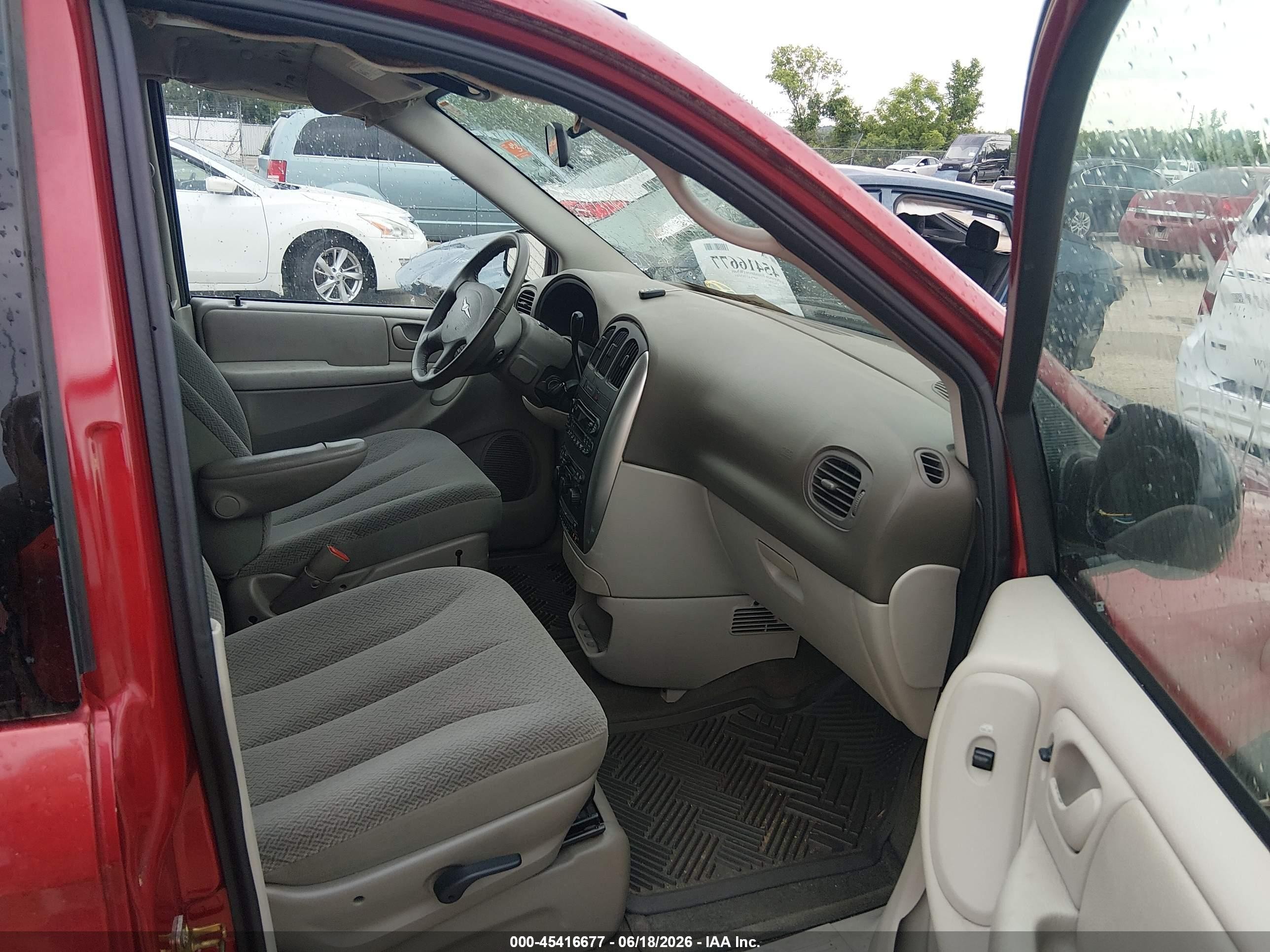 2005 Chrysler Town & Country Touring Red vin: 2C4GP54L45R541688