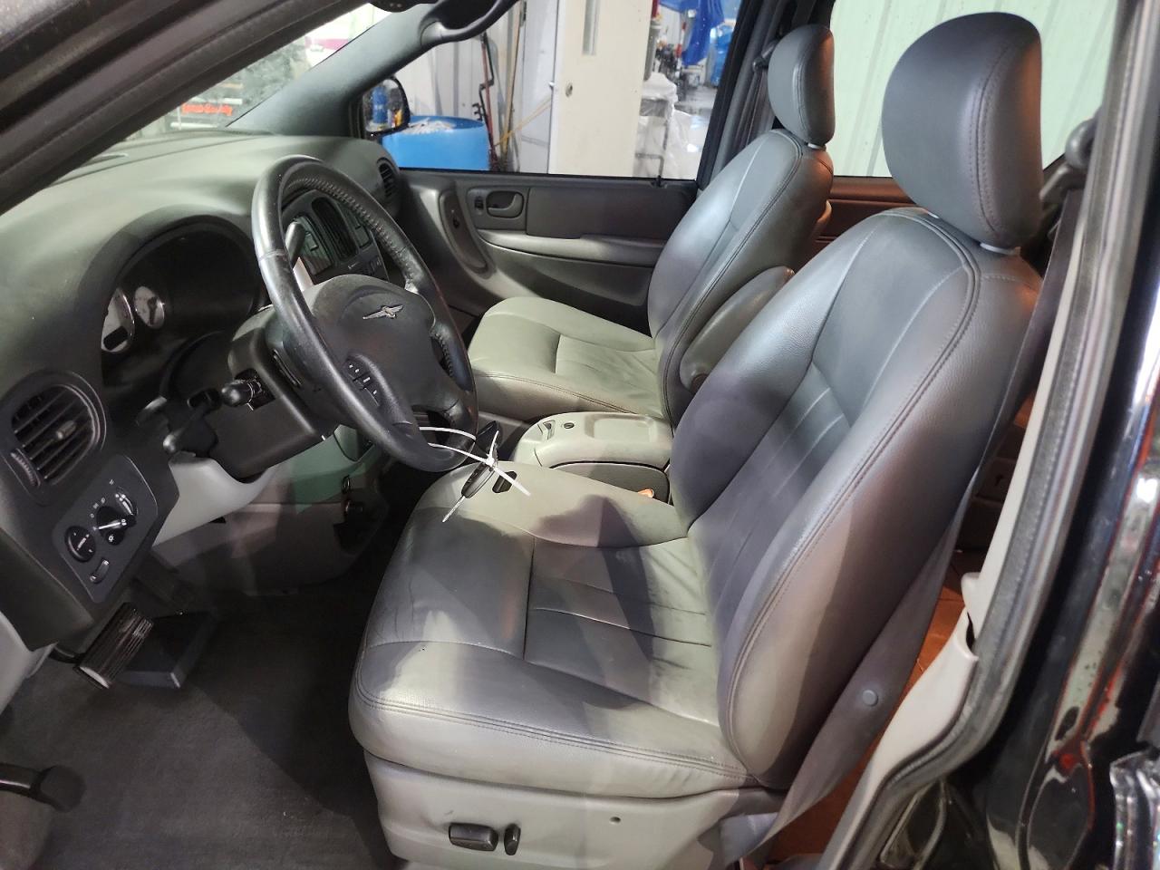 2005 Chrysler Town & Country Touring Black vin: 2C4GP54L55R166944