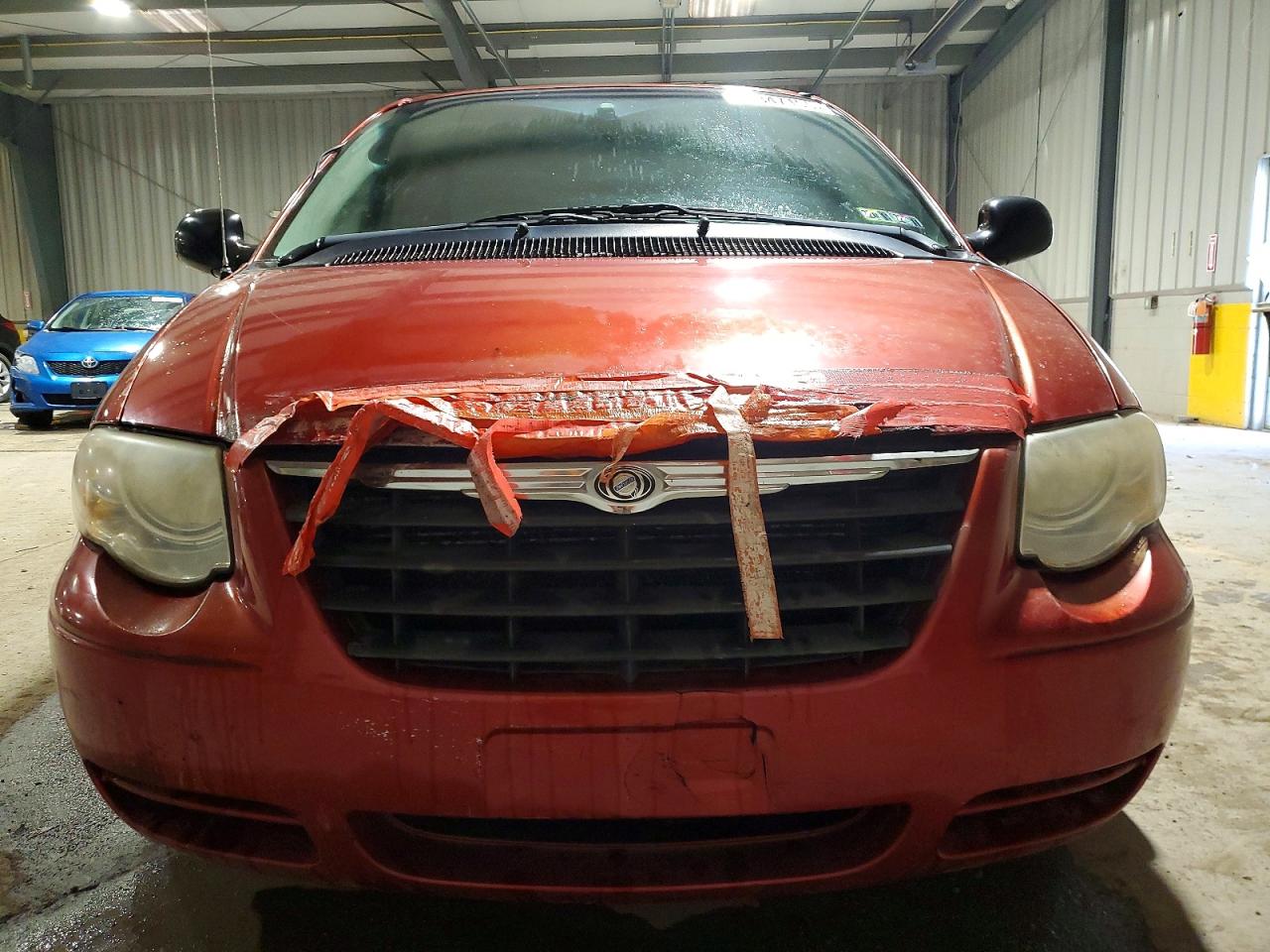 2005 Chrysler Town & Country Touring Red vin: 2C4GP54L65R376291