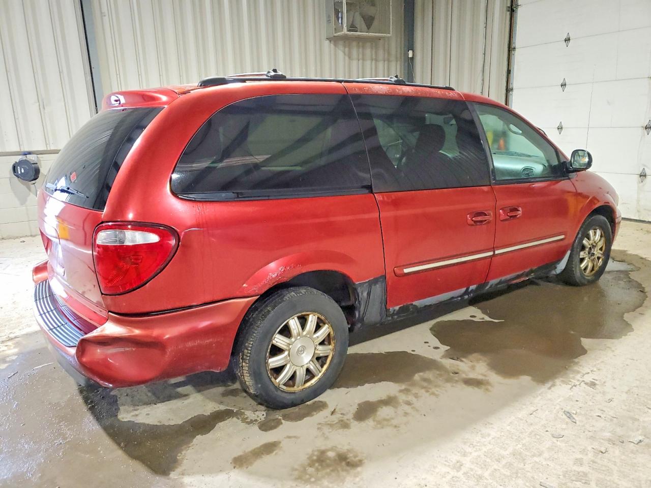 2005 Chrysler Town & Country Touring Red vin: 2C4GP54L65R376291