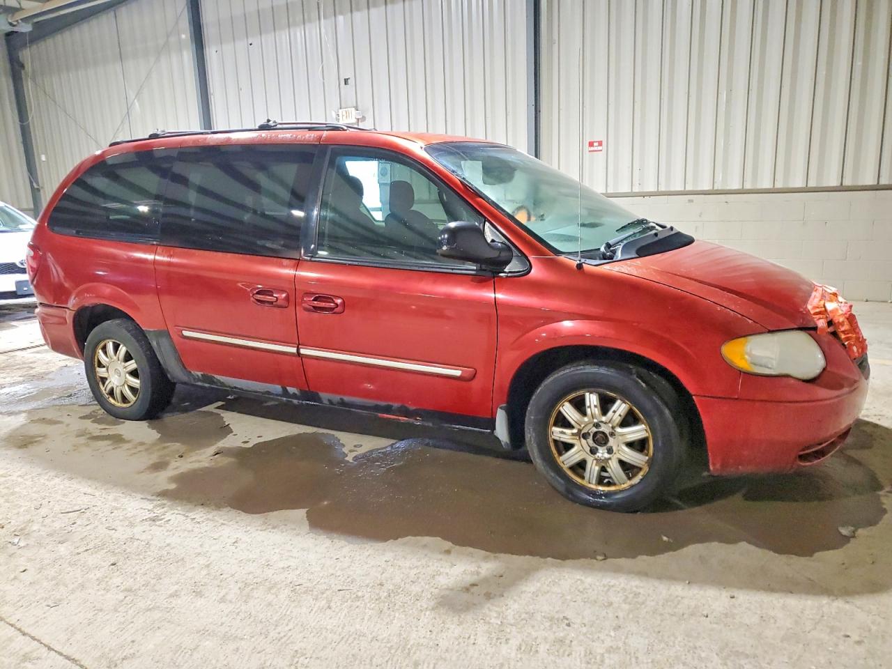 2005 Chrysler Town & Country Touring Red vin: 2C4GP54L65R376291