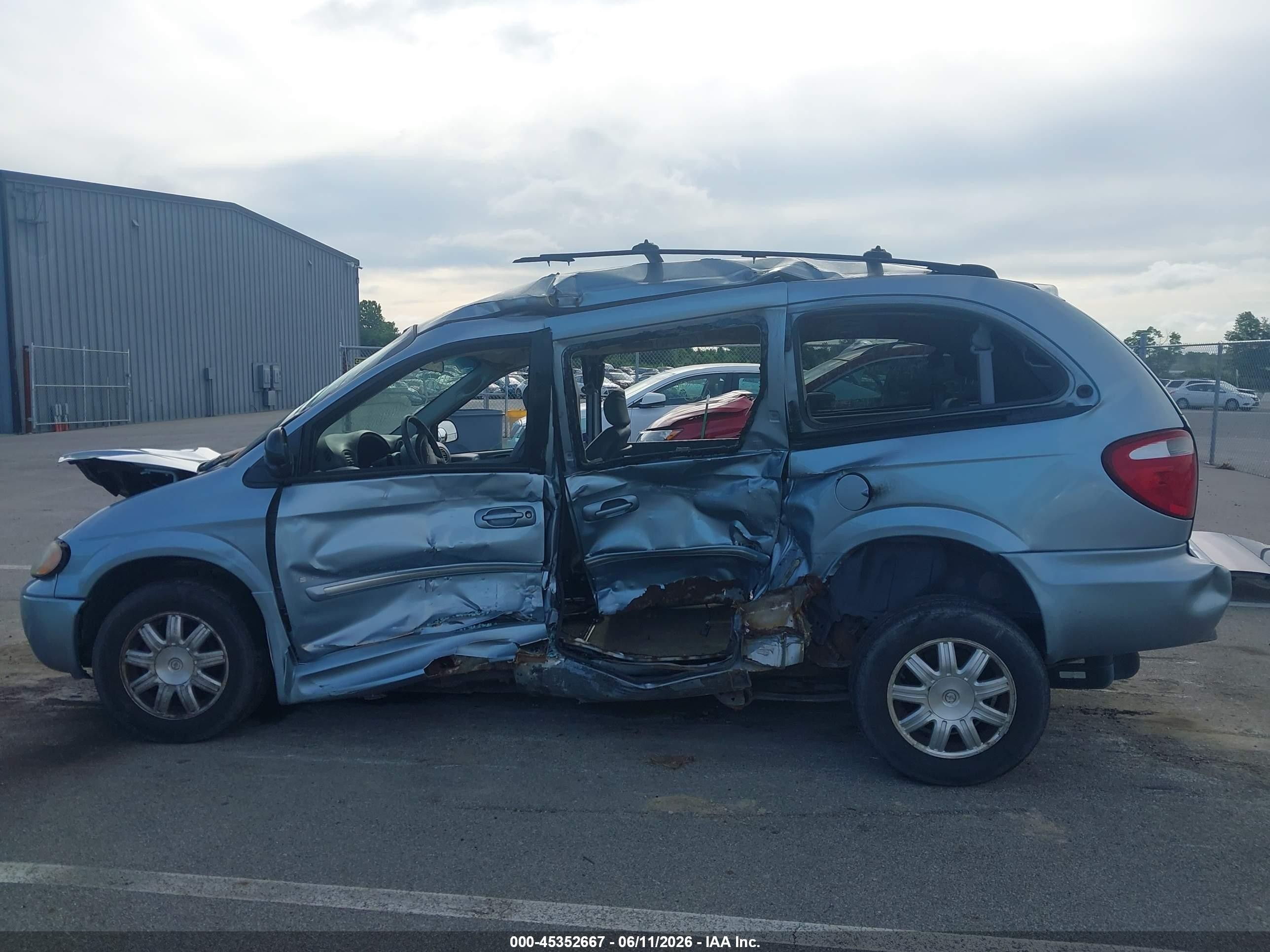 2005 Chrysler Town & Country Touring Blue vin: 2C4GP54L75R425479