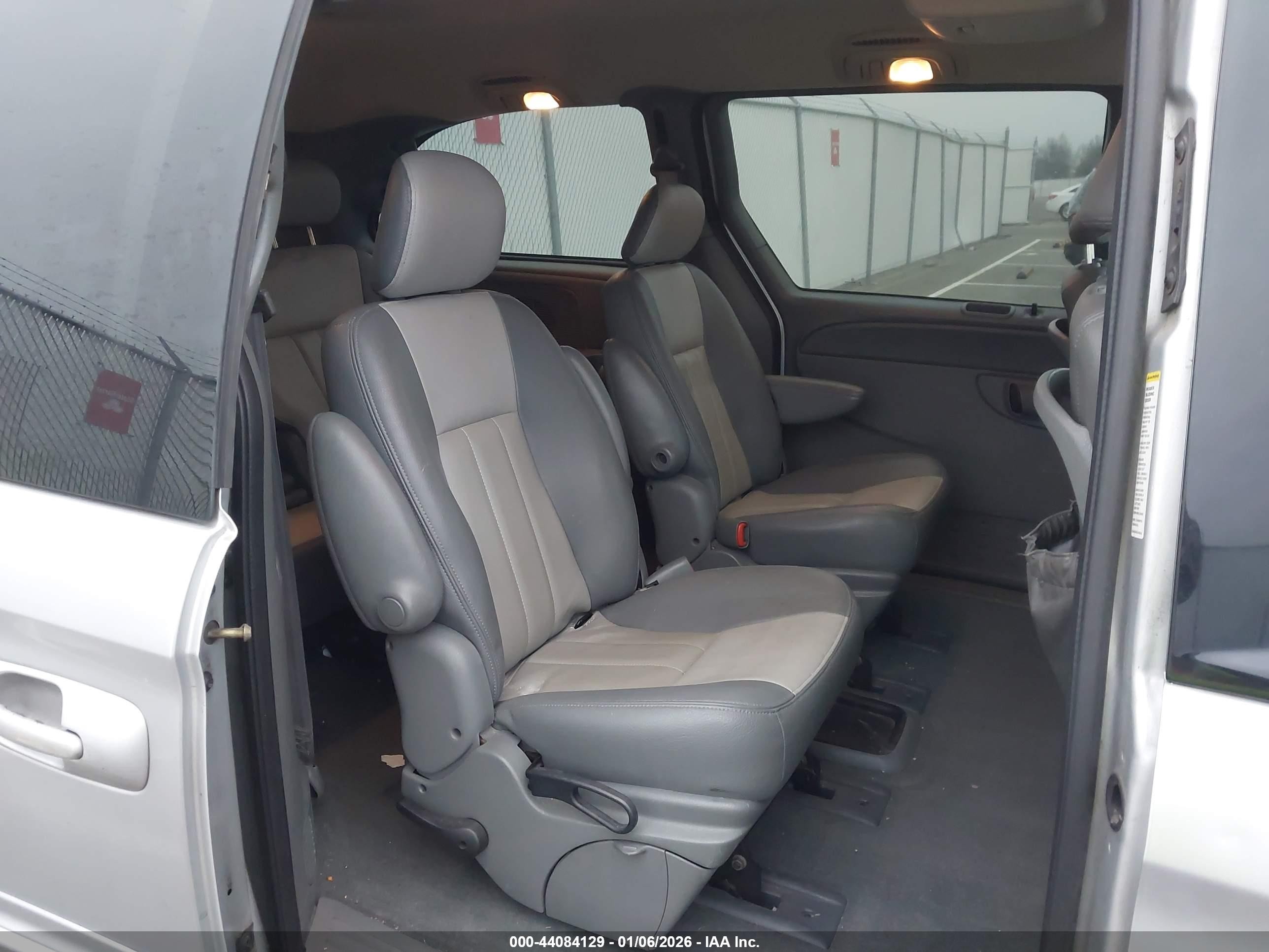 2004 Chrysler Town & Country Touring Silver vin: 2C4GP54L84R518672