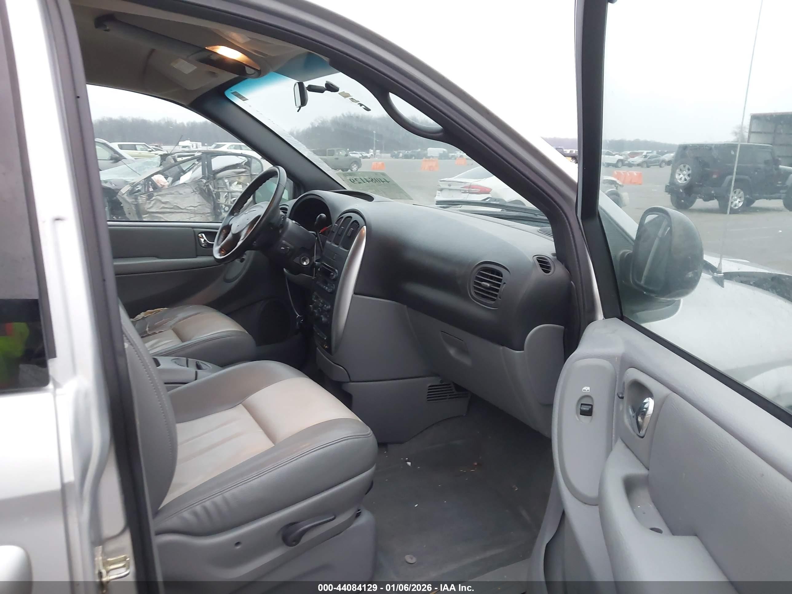 2004 Chrysler Town & Country Touring Silver vin: 2C4GP54L84R518672