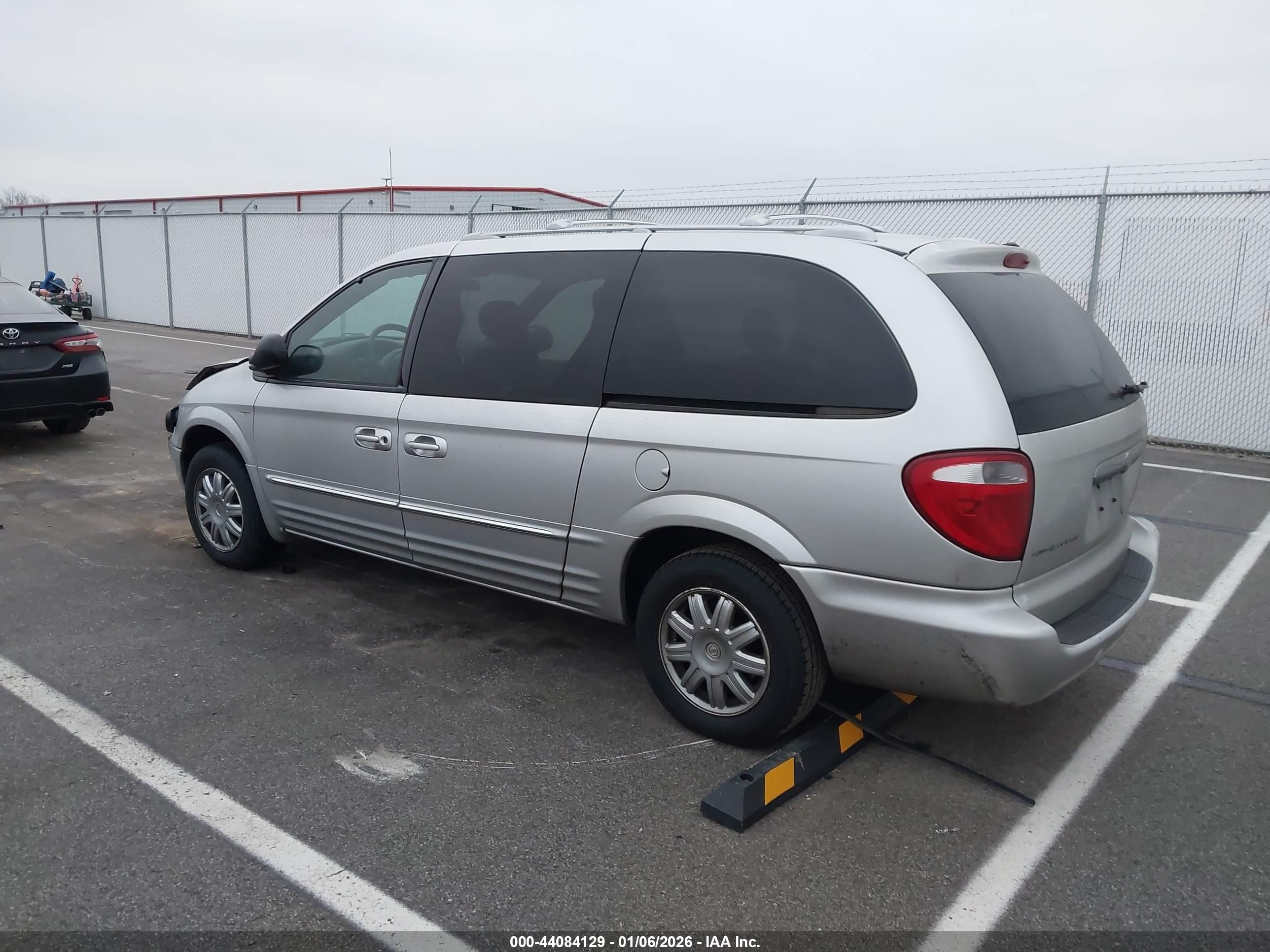 2004 Chrysler Town & Country Touring Silver vin: 2C4GP54L84R518672