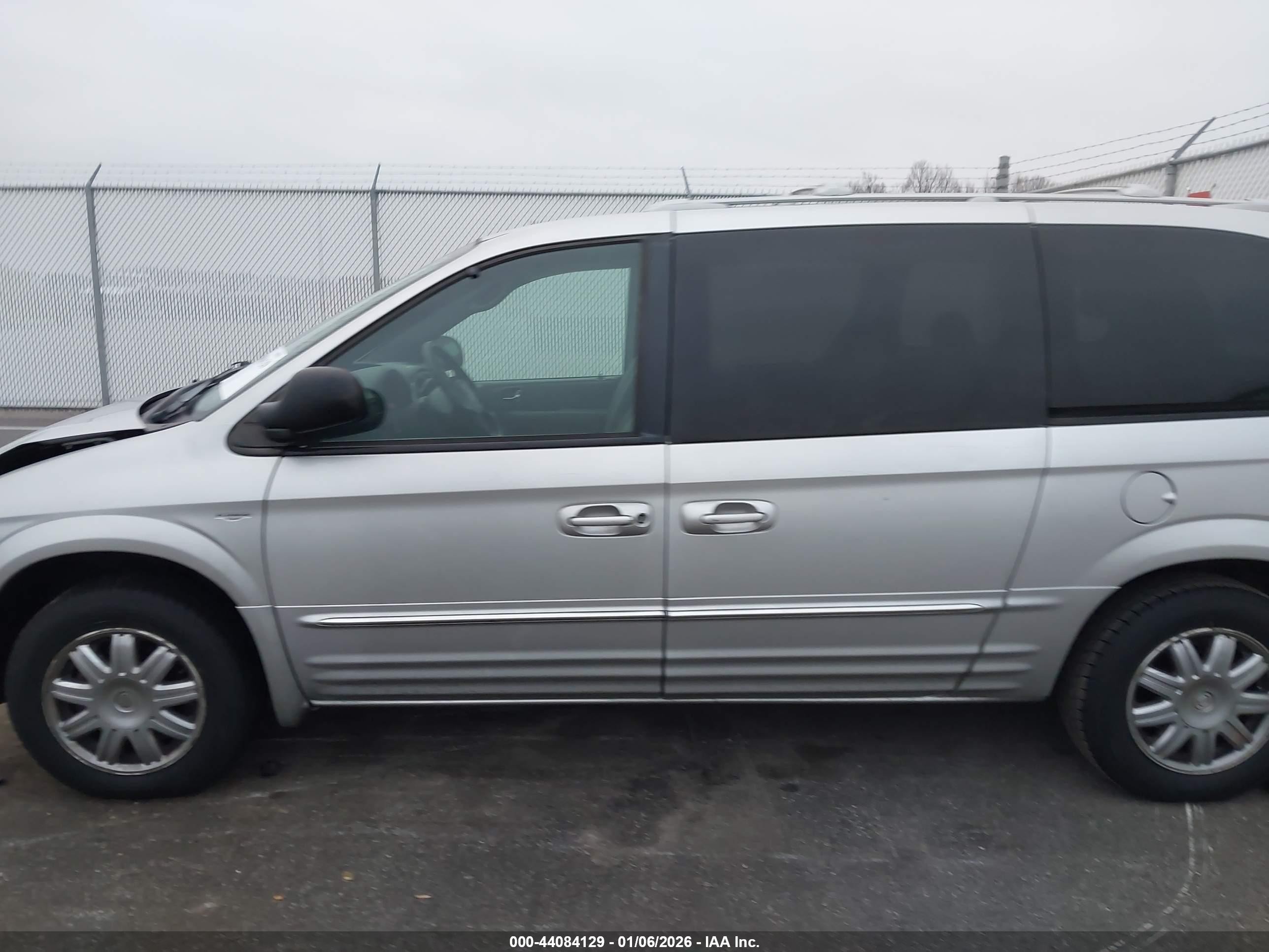 2004 Chrysler Town & Country Touring Silver vin: 2C4GP54L84R518672