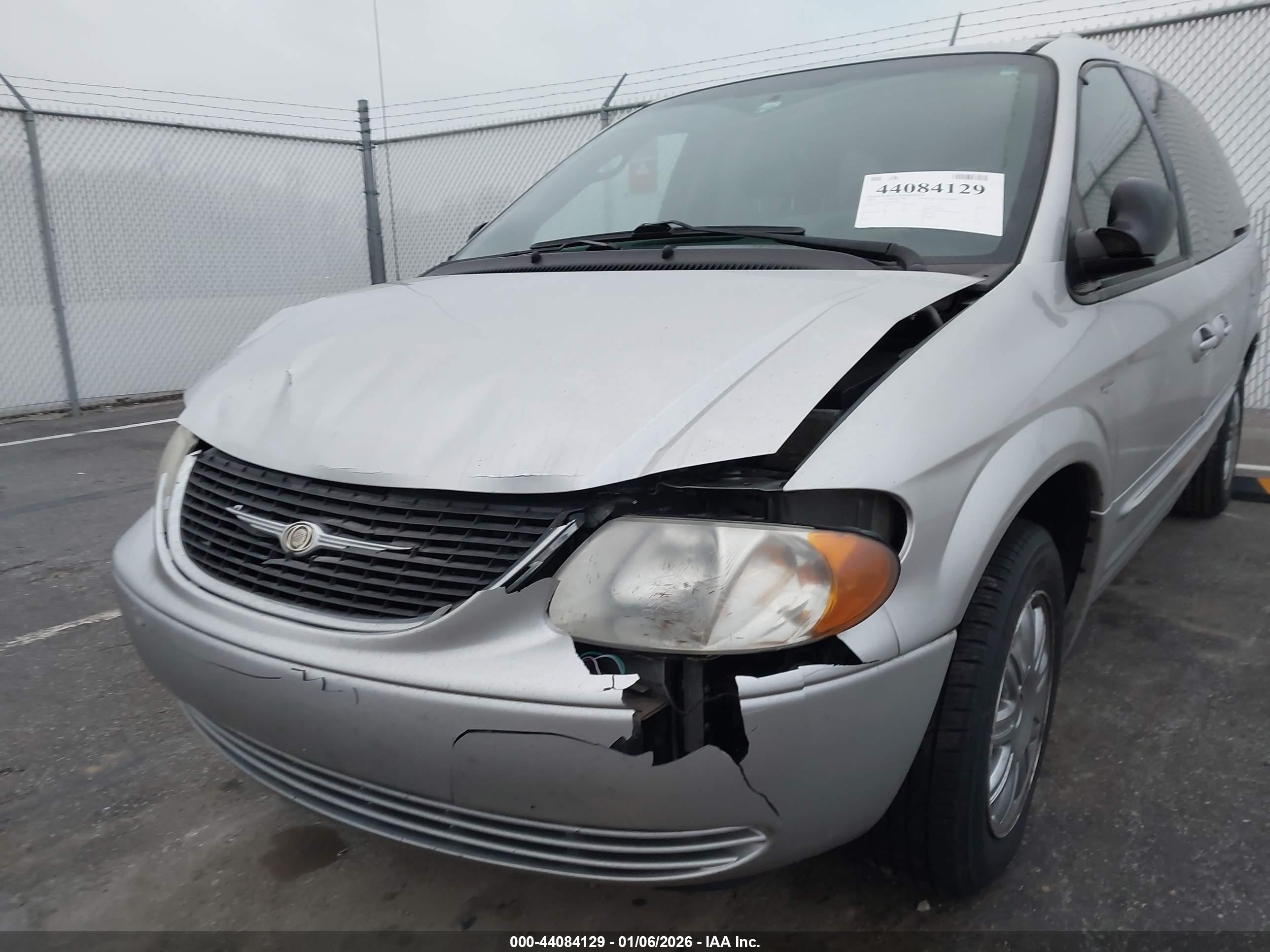 2004 Chrysler Town & Country Touring Silver vin: 2C4GP54L84R518672