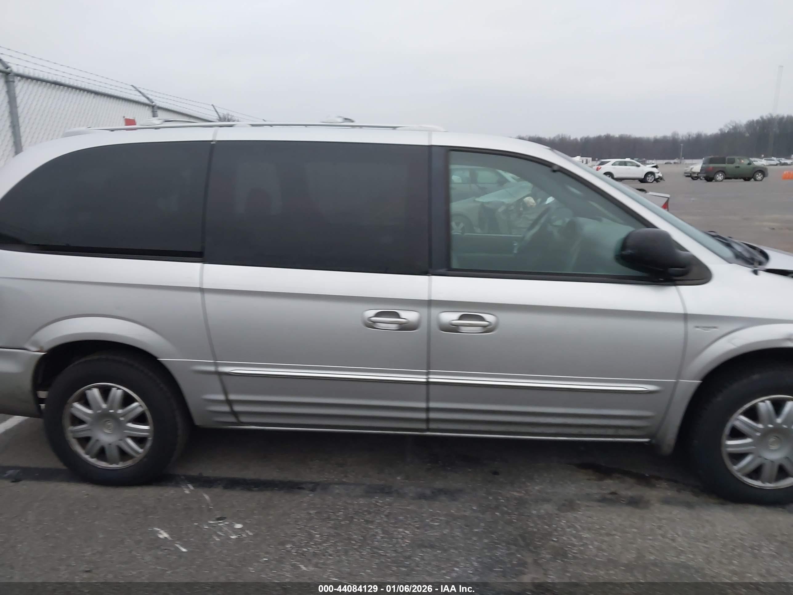 2004 Chrysler Town & Country Touring Silver vin: 2C4GP54L84R518672
