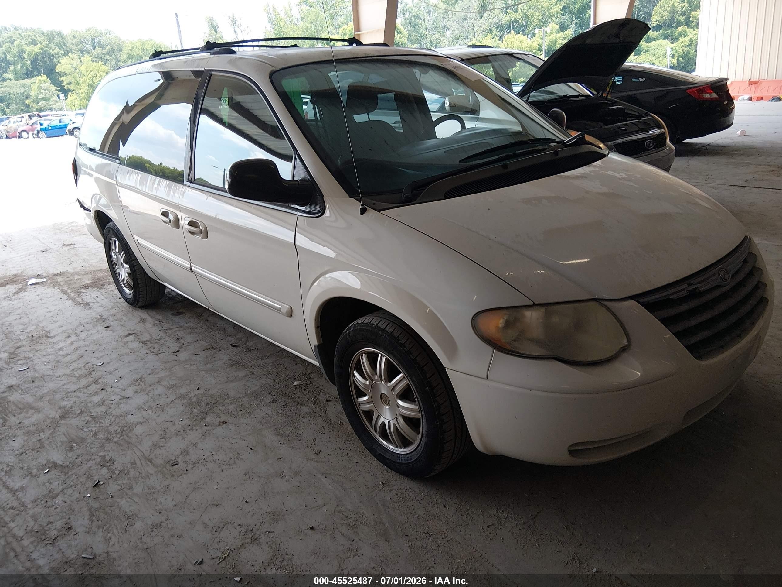 2005 Chrysler Town & Country Touring White vin: 2C4GP54L85R536073