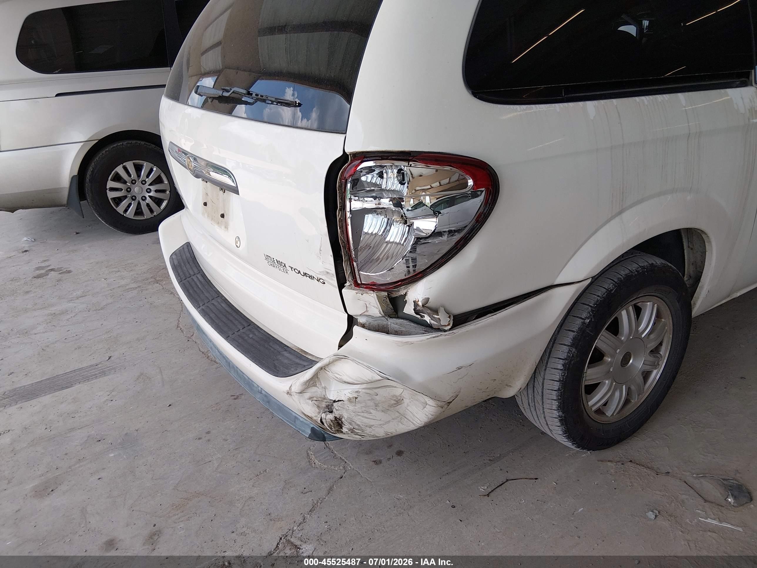 2005 Chrysler Town & Country Touring White vin: 2C4GP54L85R536073