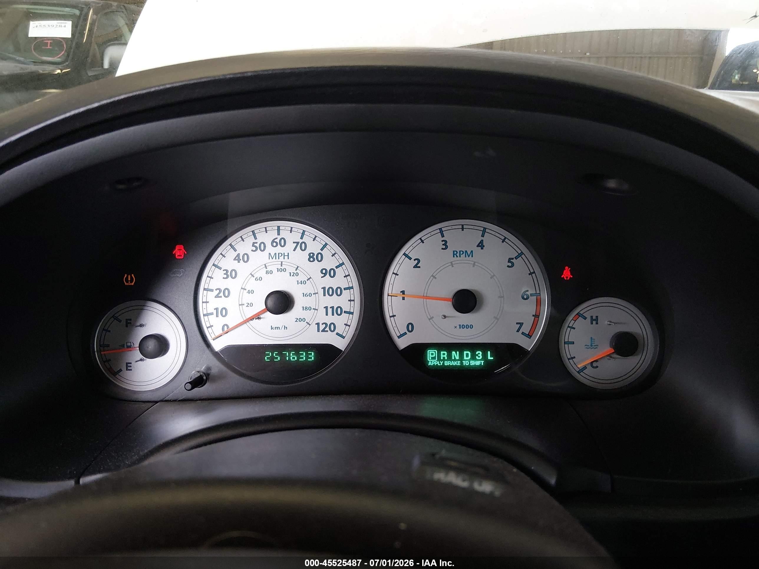 2005 Chrysler Town & Country Touring White vin: 2C4GP54L85R536073