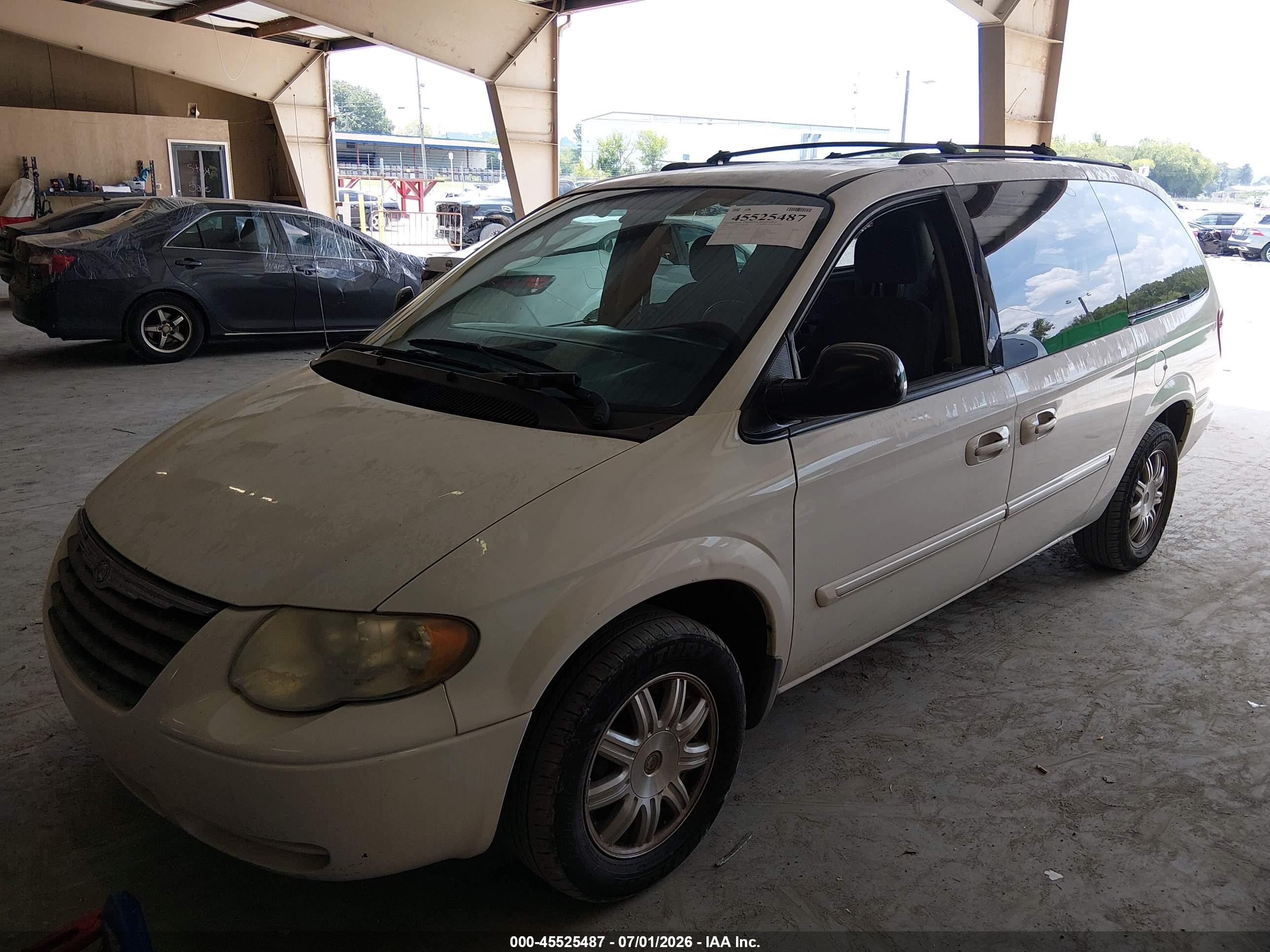 2005 Chrysler Town & Country Touring White vin: 2C4GP54L85R536073