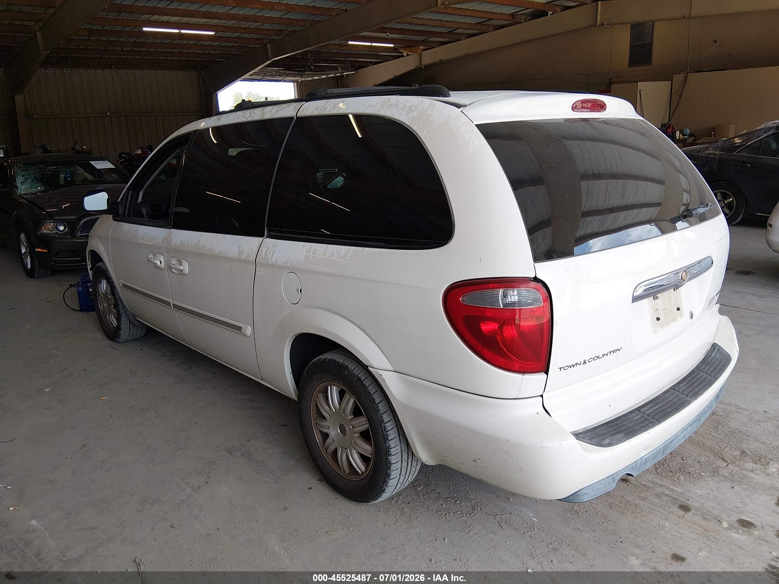 2005 Chrysler Town & Country Touring White vin: 2C4GP54L85R536073