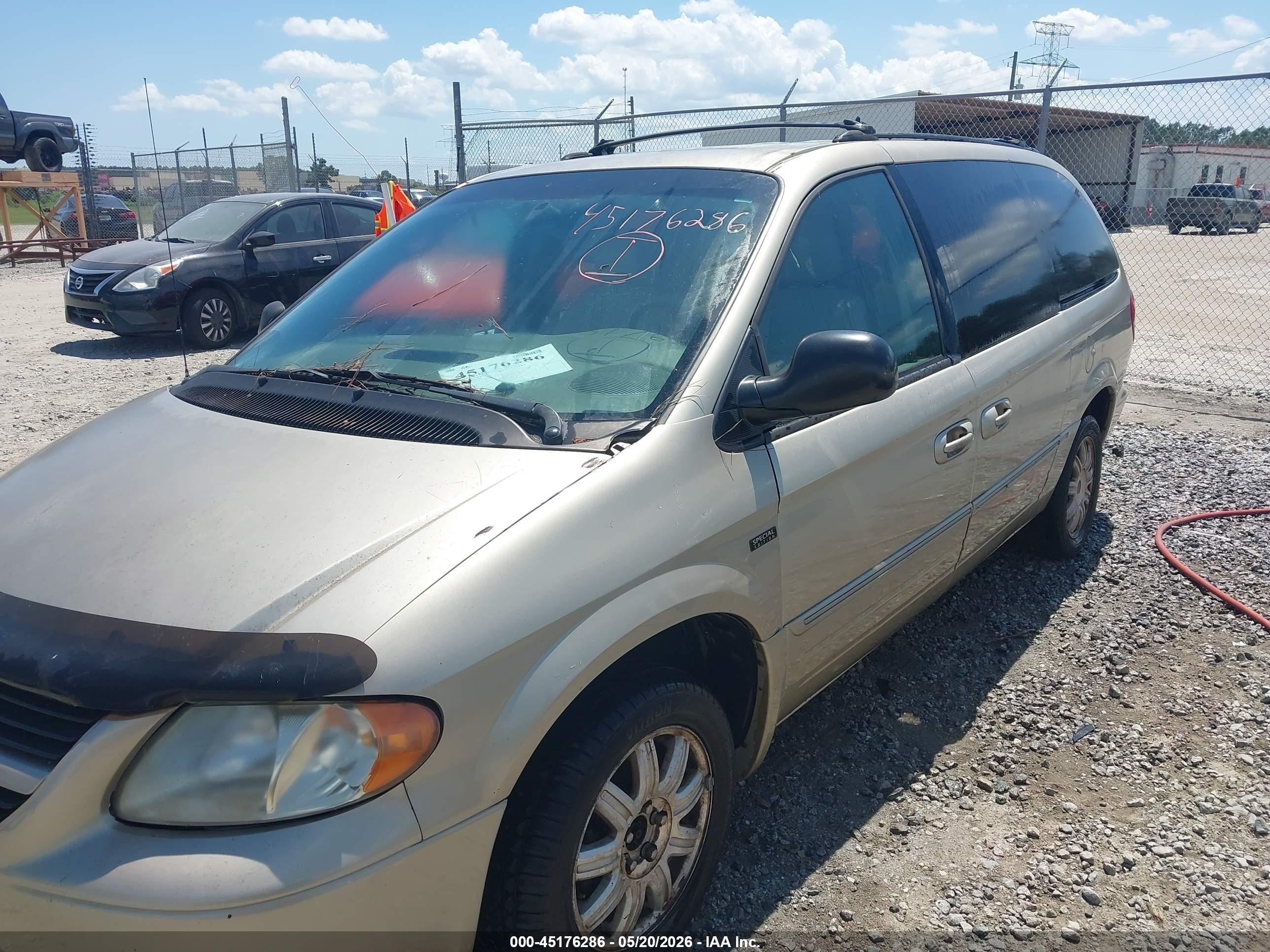 2005 Chrysler Town & Country Touring Gold vin: 2C4GP54L95R313685