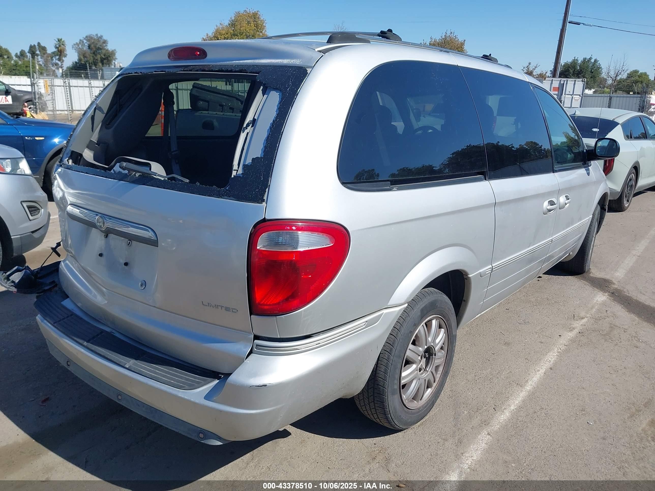 2005 Chrysler Town & Country Limited Серебряный vin: 2C4GP64L05R213951