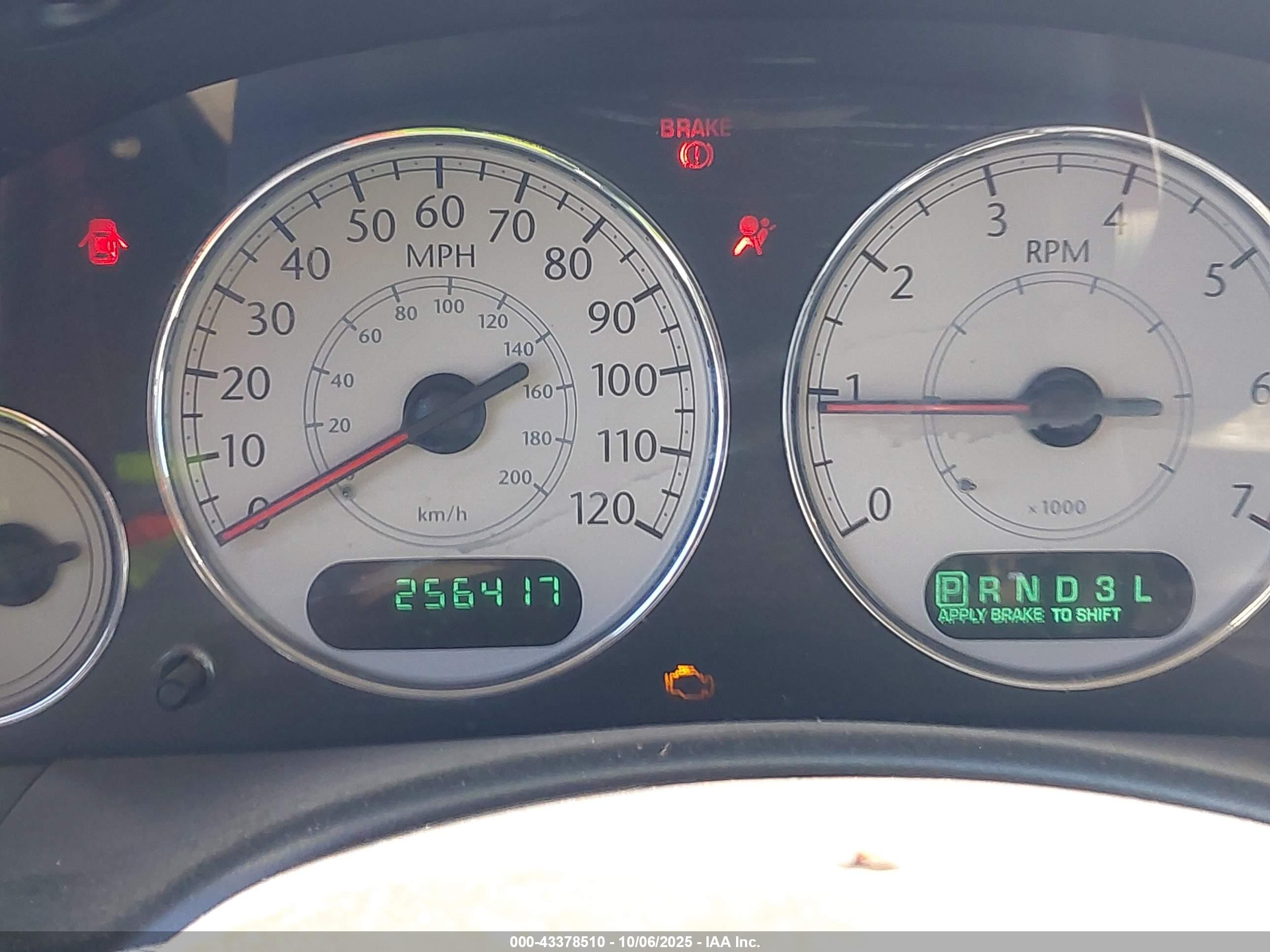 2005 Chrysler Town & Country Limited Серебряный vin: 2C4GP64L05R213951
