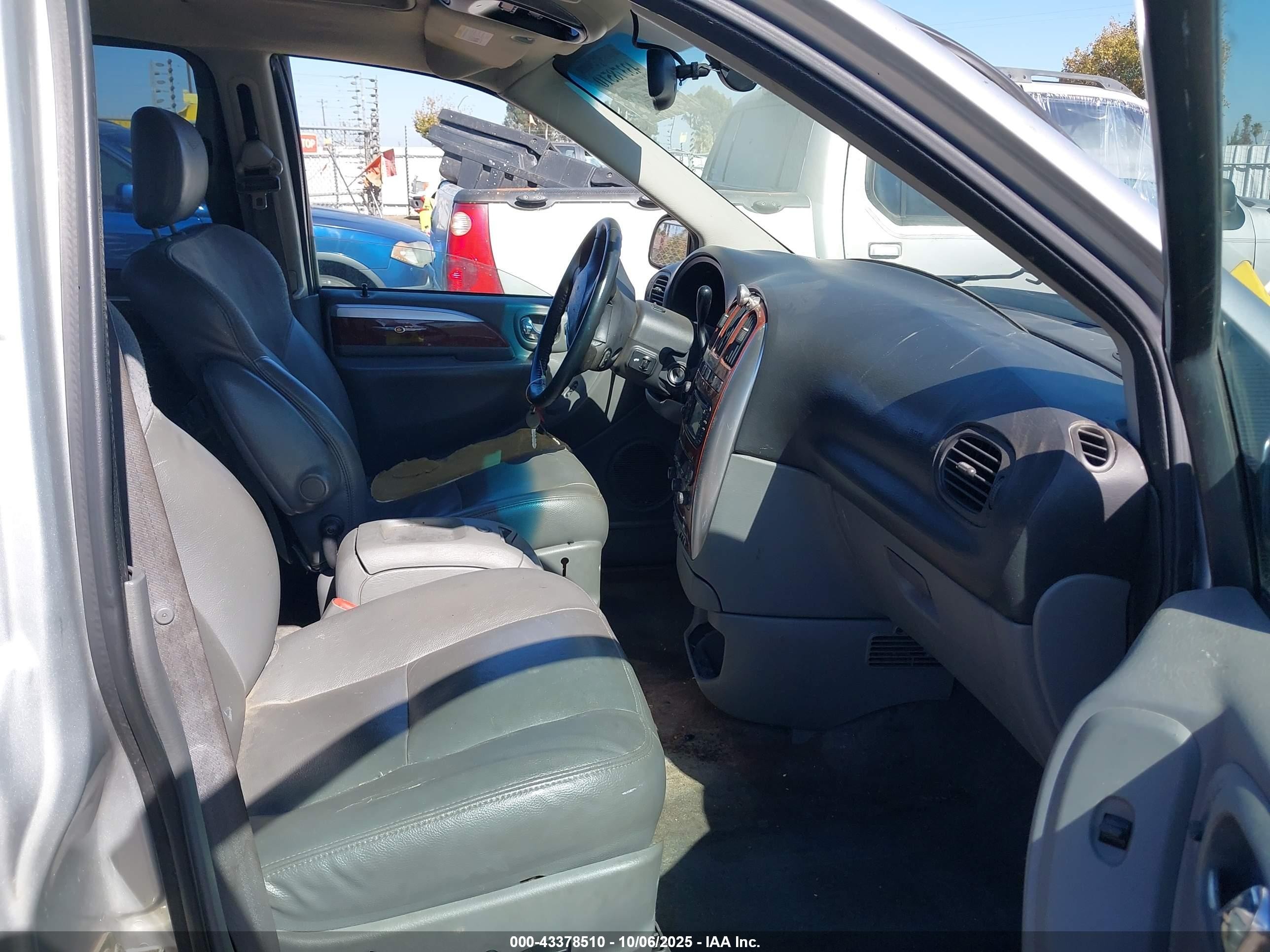 2005 Chrysler Town & Country Limited Серебряный vin: 2C4GP64L05R213951