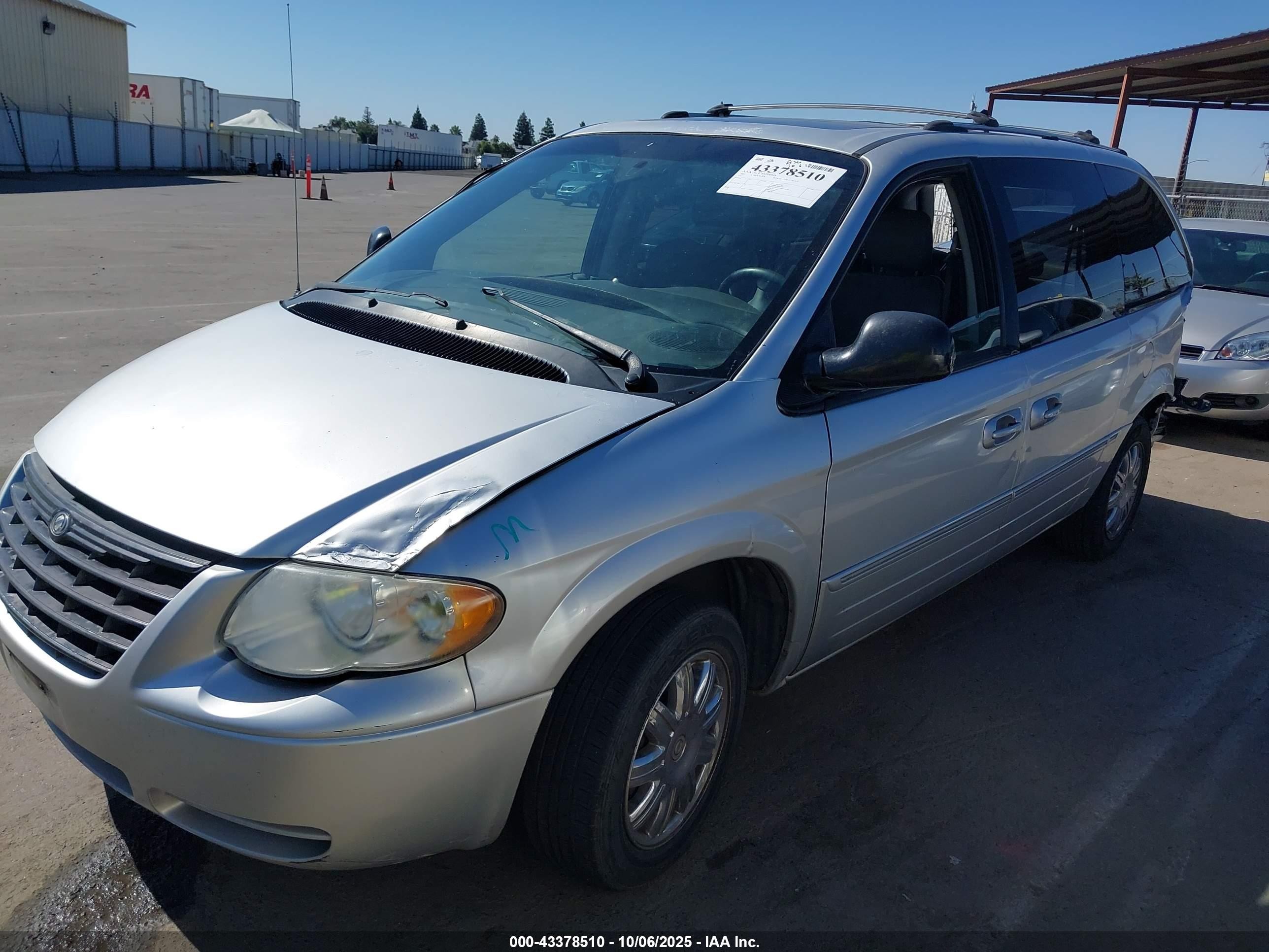 2005 Chrysler Town & Country Limited Серебряный vin: 2C4GP64L05R213951