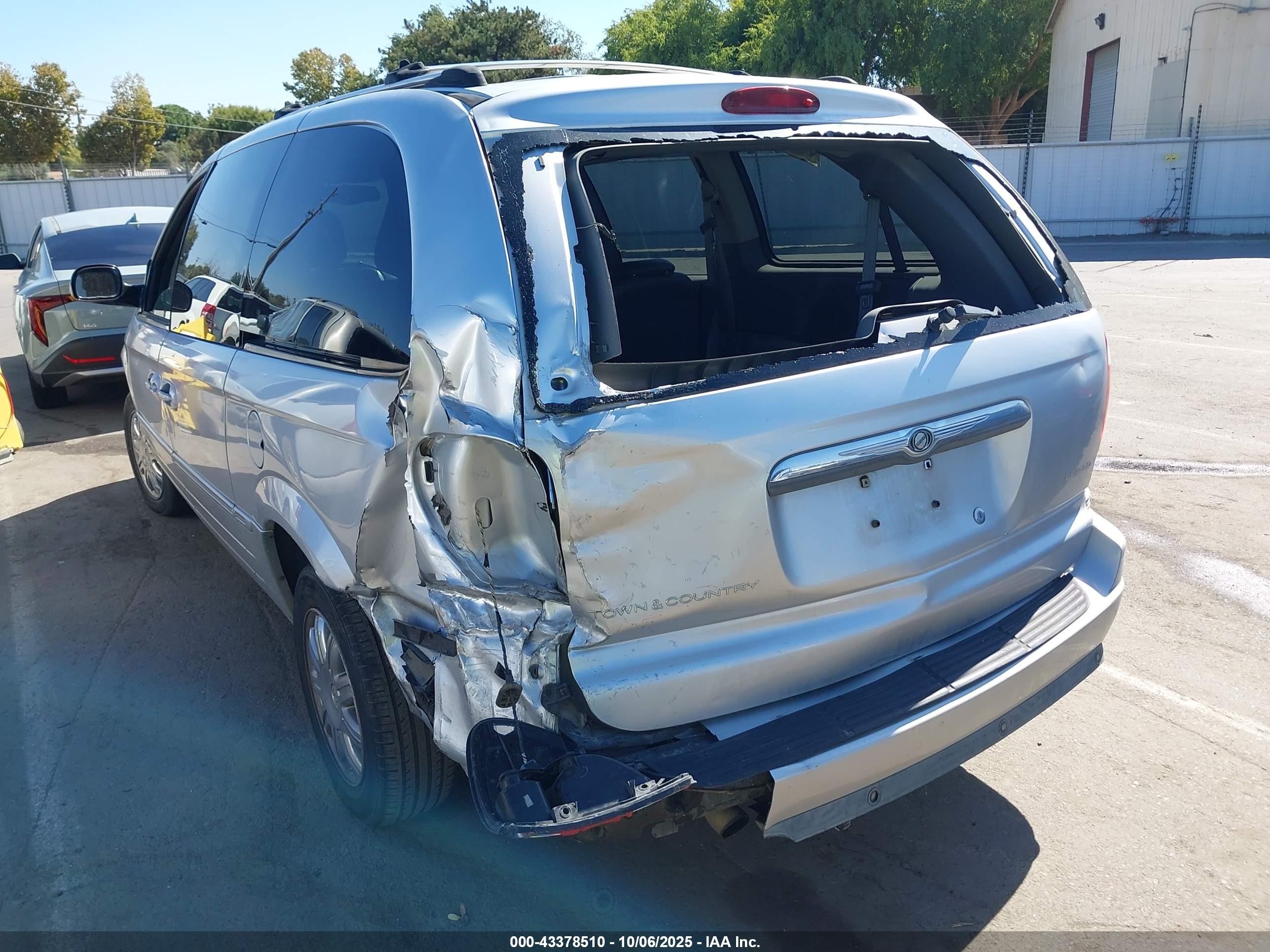 2005 Chrysler Town & Country Limited Серебряный vin: 2C4GP64L05R213951
