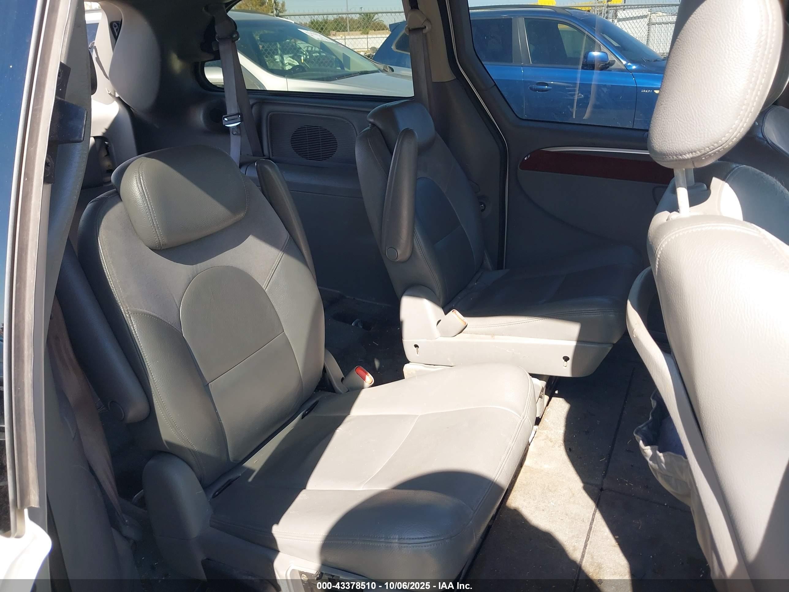 2005 Chrysler Town & Country Limited Серебряный vin: 2C4GP64L05R213951