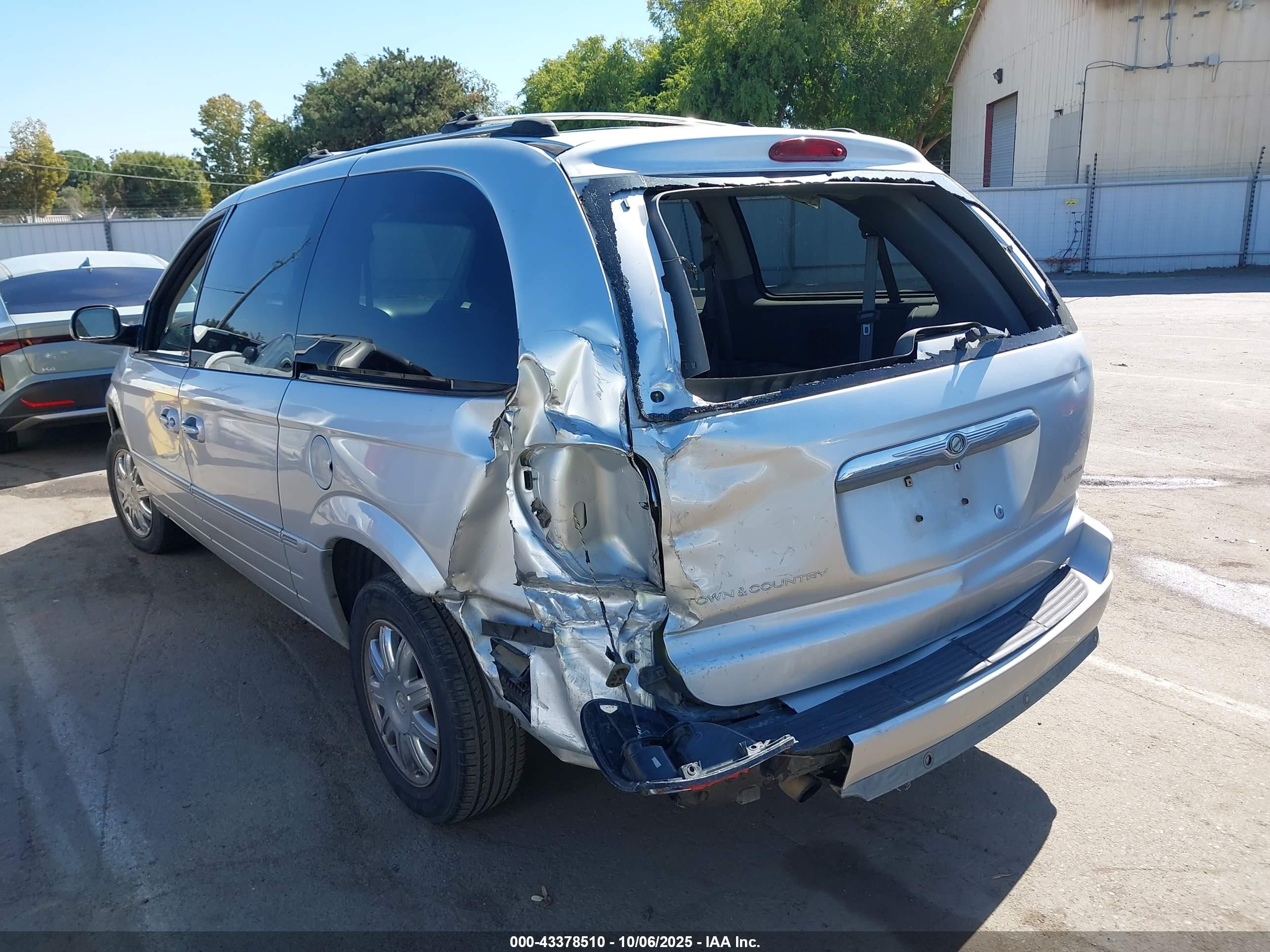 2005 Chrysler Town & Country Limited Серебряный vin: 2C4GP64L05R213951