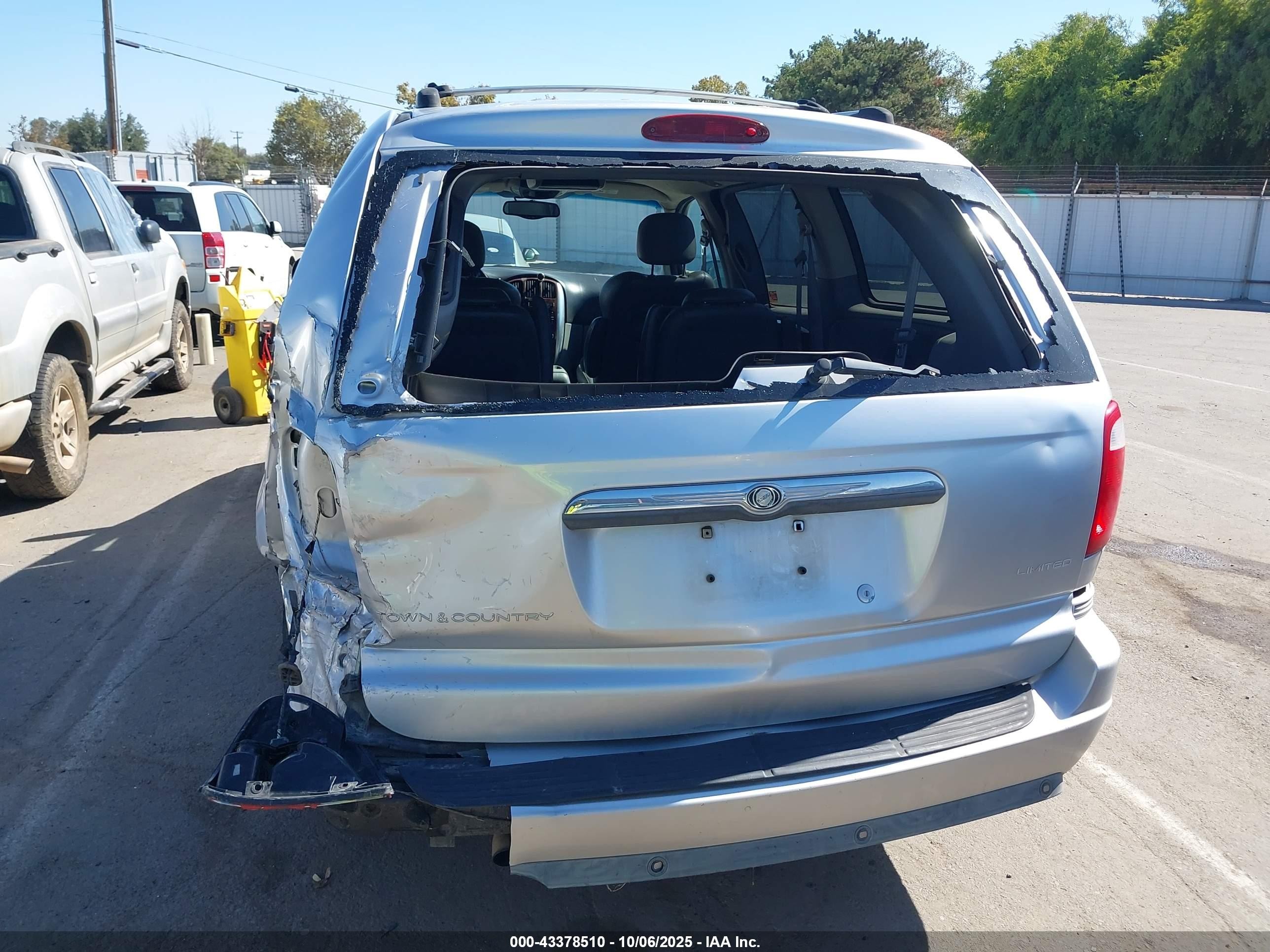 2005 Chrysler Town & Country Limited Серебряный vin: 2C4GP64L05R213951