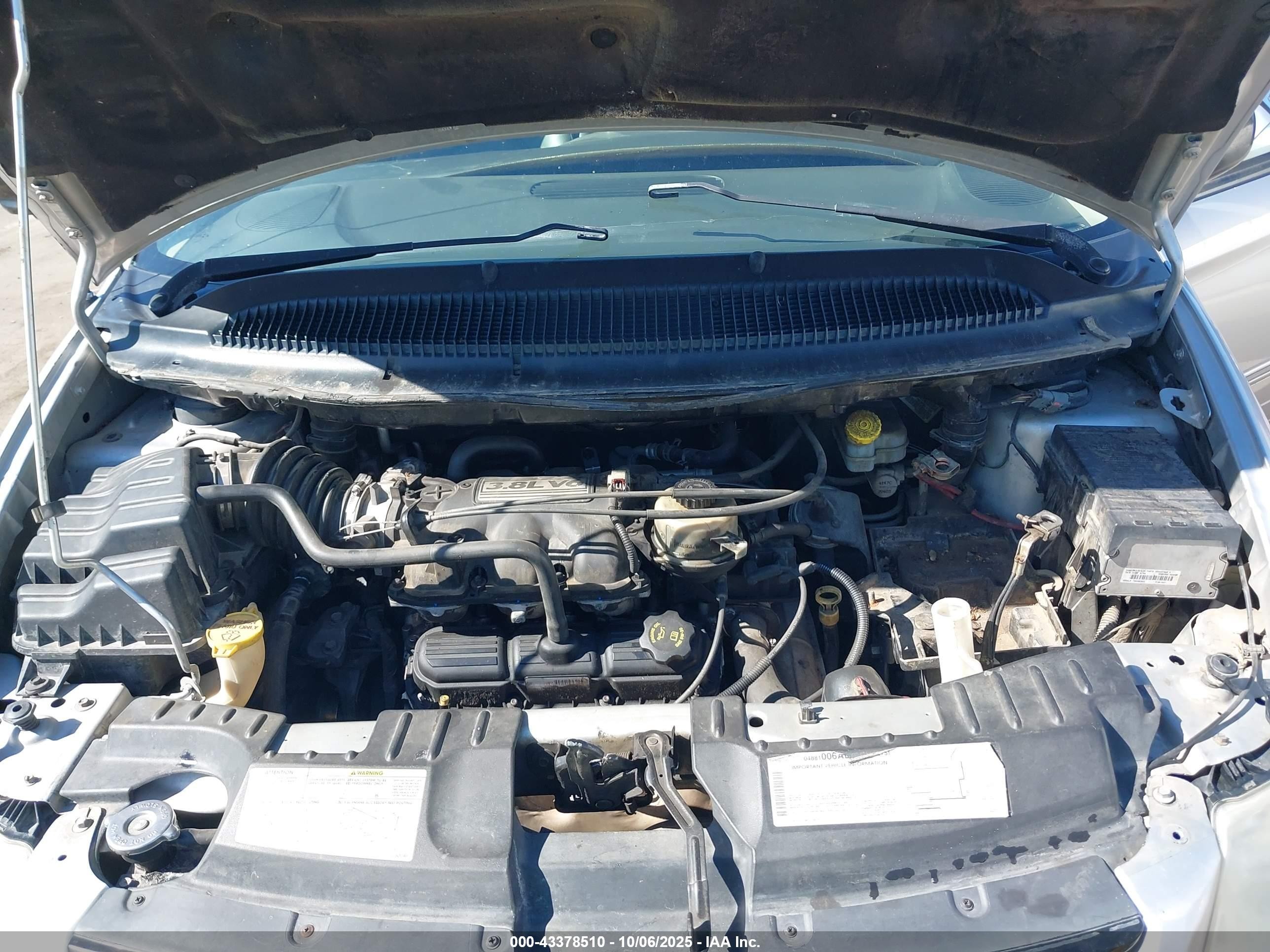 2005 Chrysler Town & Country Limited Серебряный vin: 2C4GP64L05R213951