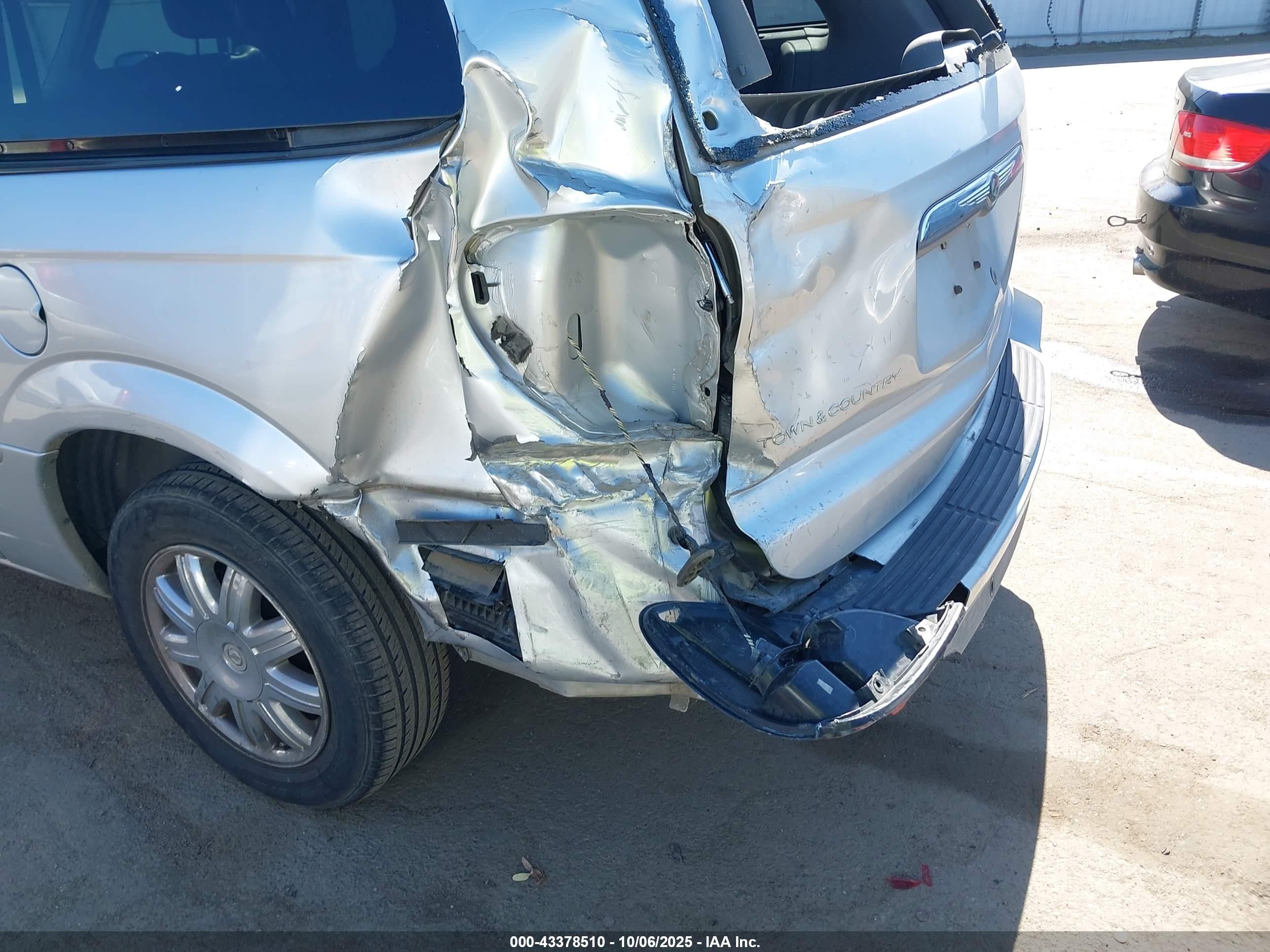 2005 Chrysler Town & Country Limited Серебряный vin: 2C4GP64L05R213951