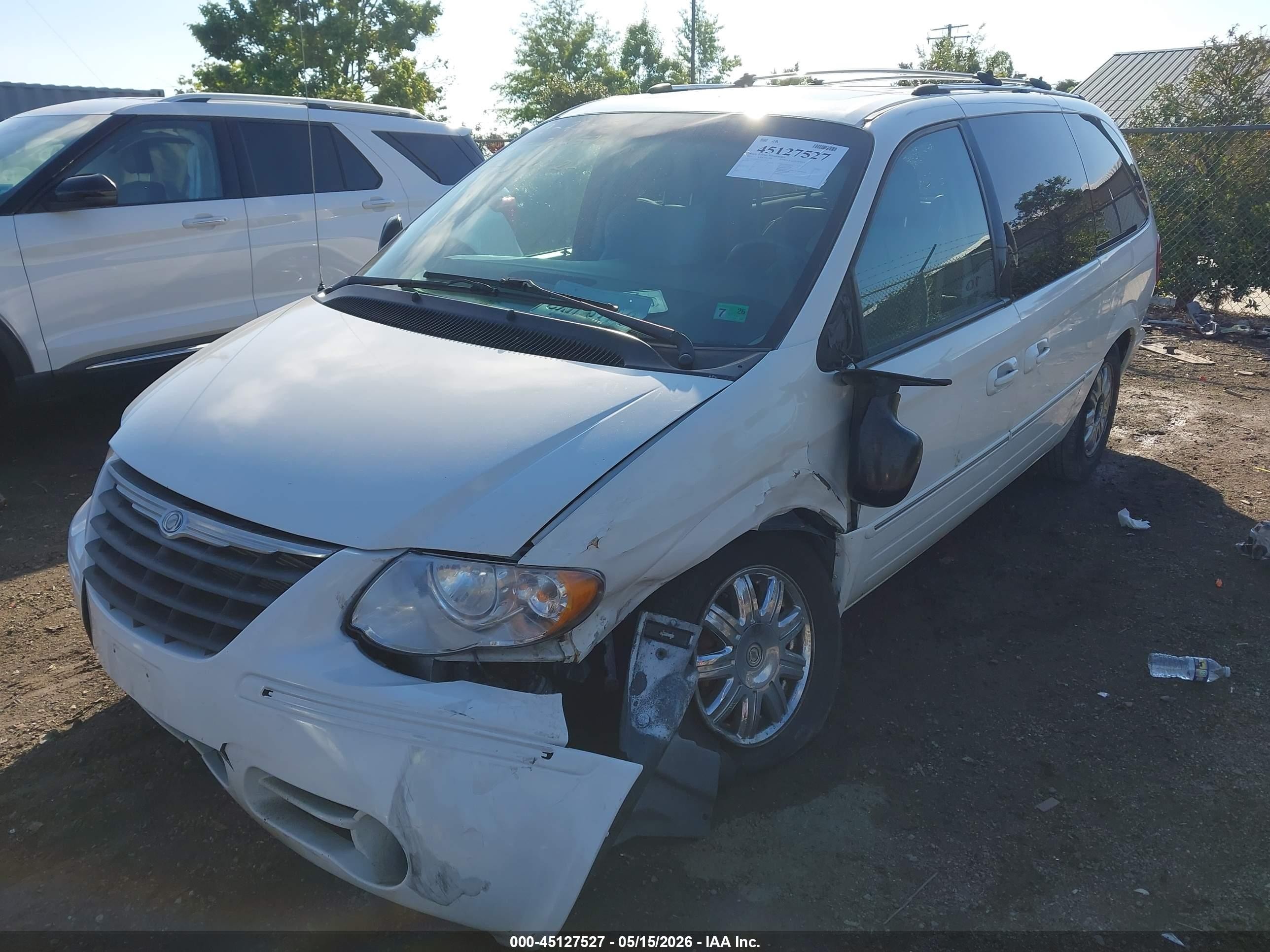 2005 Chrysler Town & Country Limited White vin: 2C4GP64L15R222576