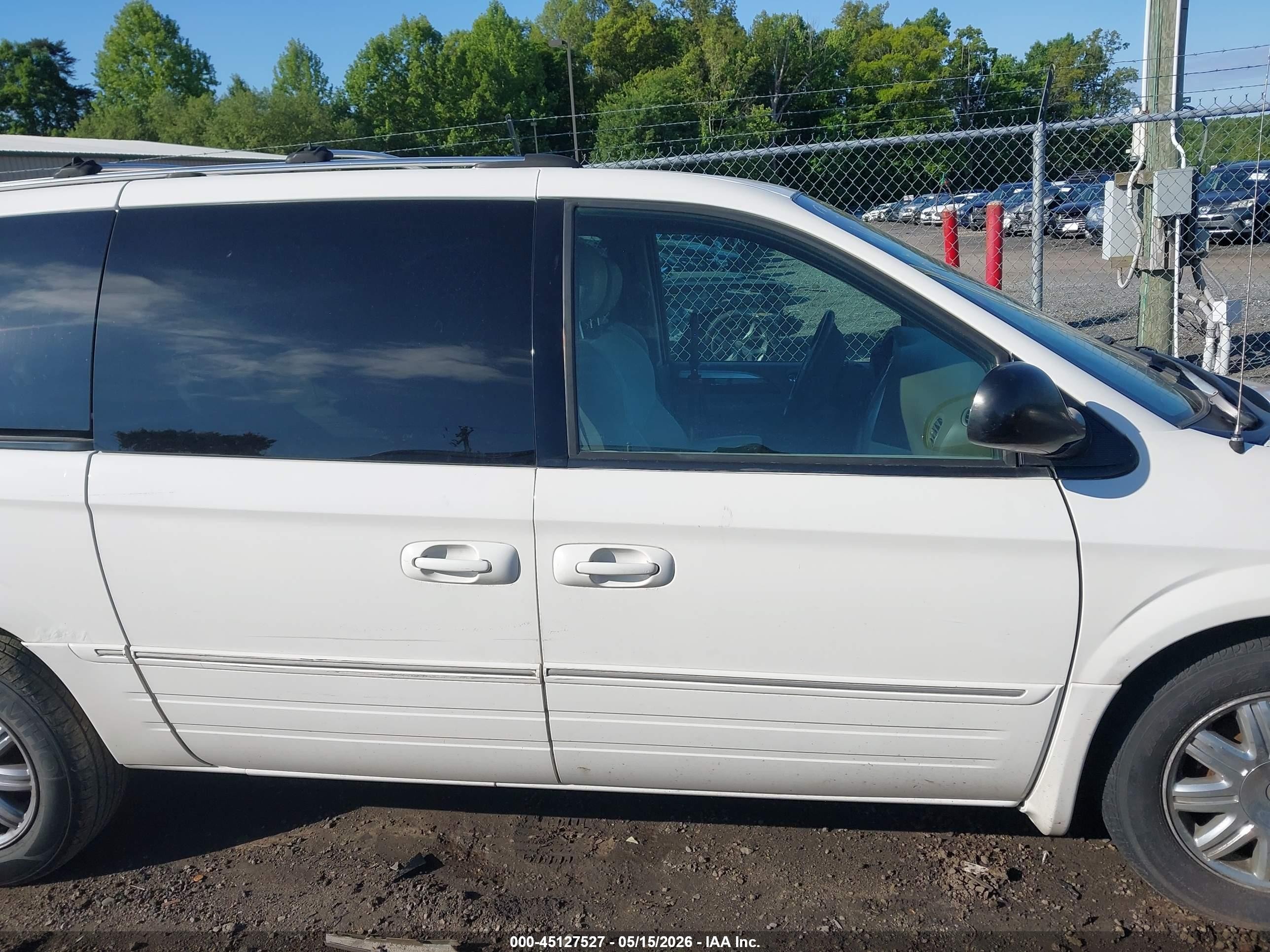 2005 Chrysler Town & Country Limited White vin: 2C4GP64L15R222576