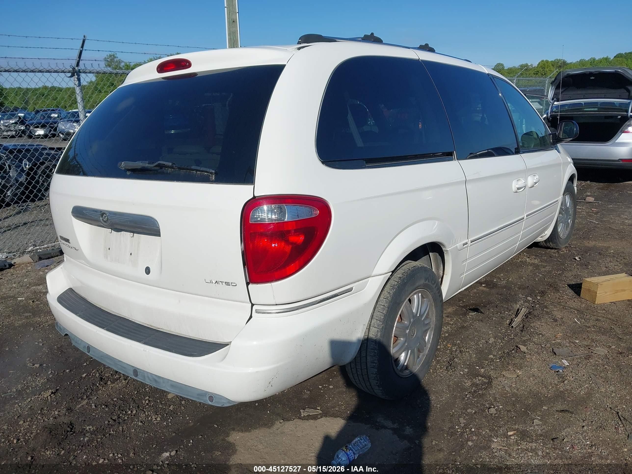 2005 Chrysler Town & Country Limited White vin: 2C4GP64L15R222576