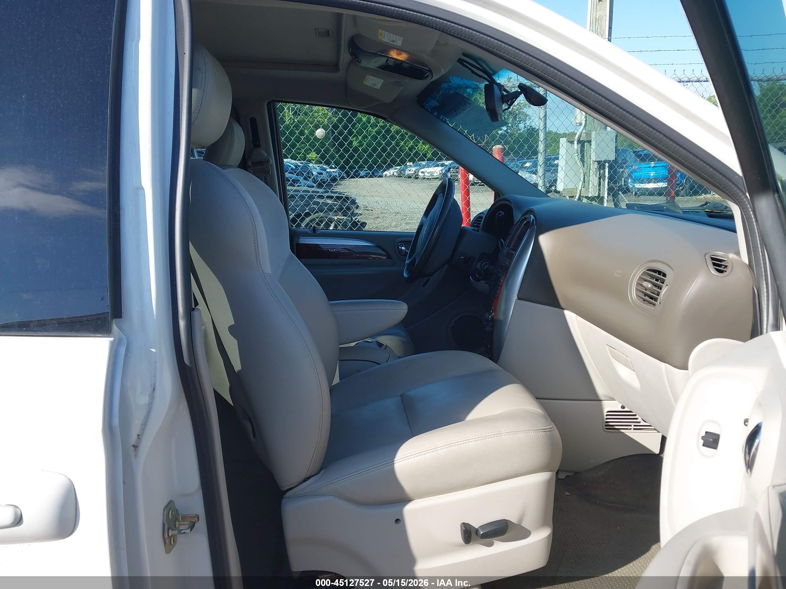 2005 Chrysler Town & Country Limited White vin: 2C4GP64L15R222576