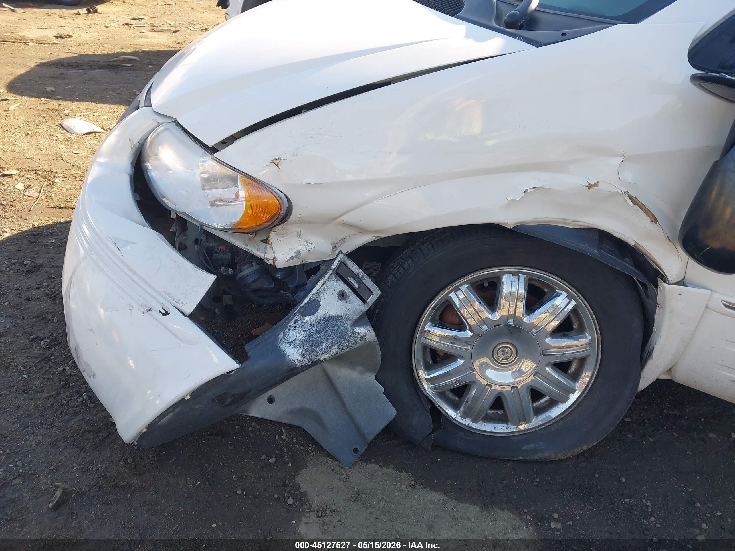 2005 Chrysler Town & Country Limited White vin: 2C4GP64L15R222576