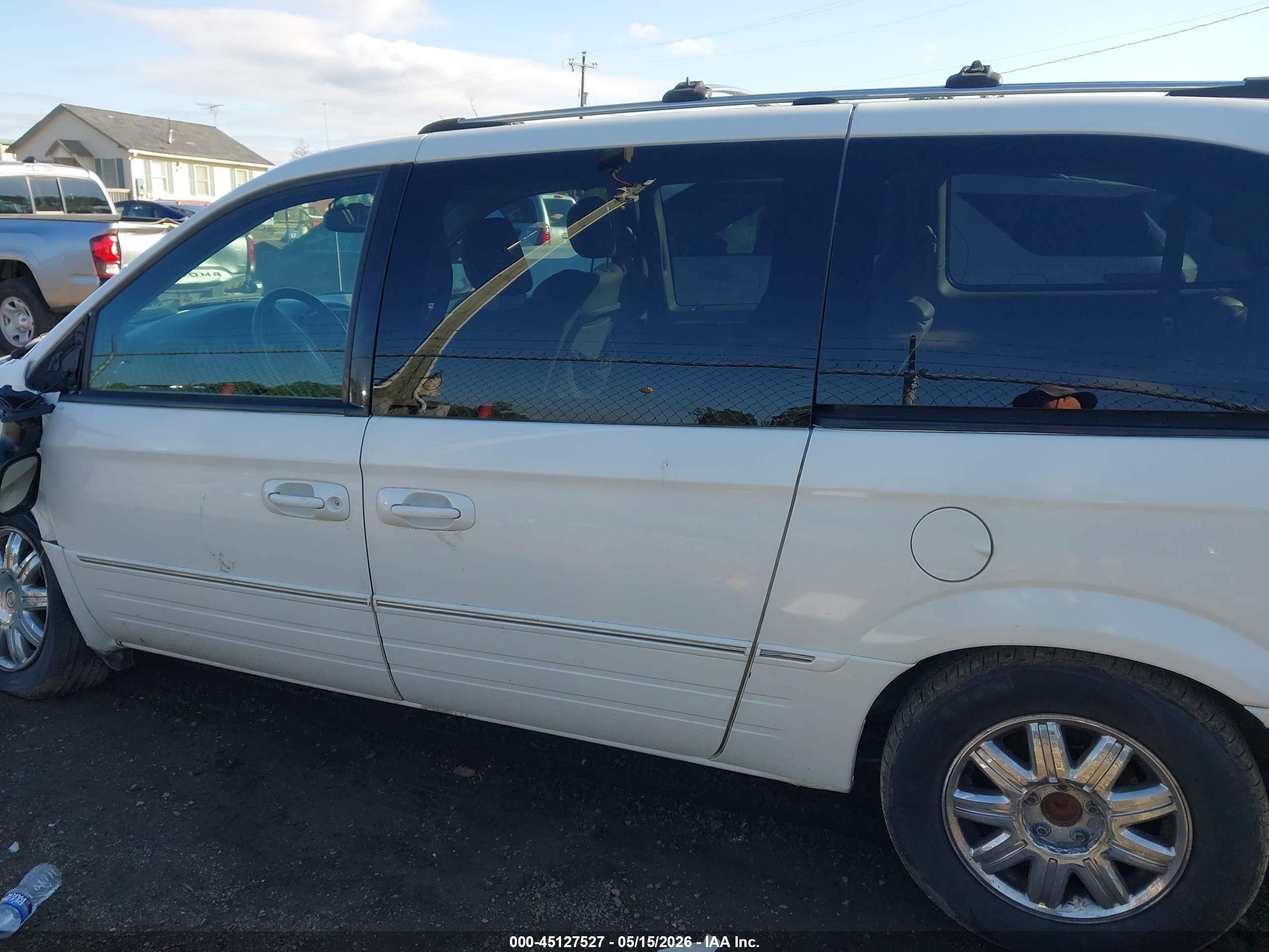 2005 Chrysler Town & Country Limited White vin: 2C4GP64L15R222576