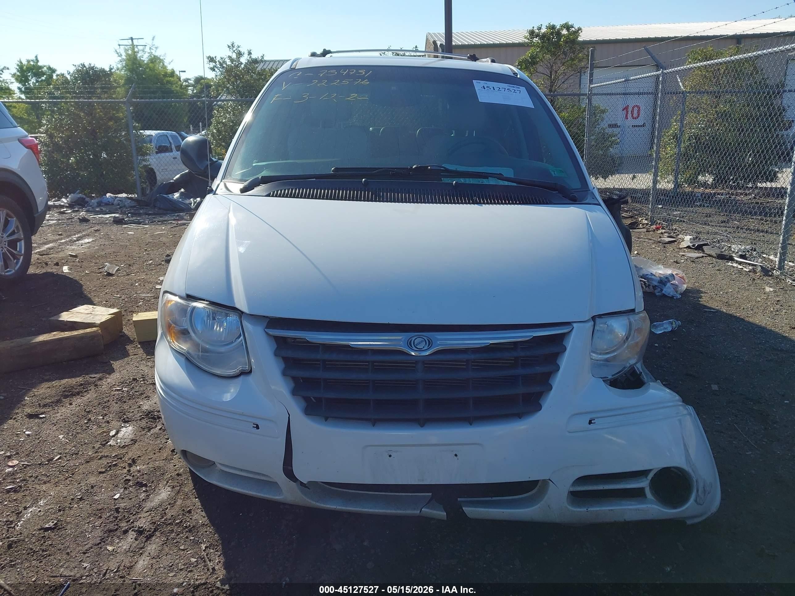 2005 Chrysler Town & Country Limited White vin: 2C4GP64L15R222576