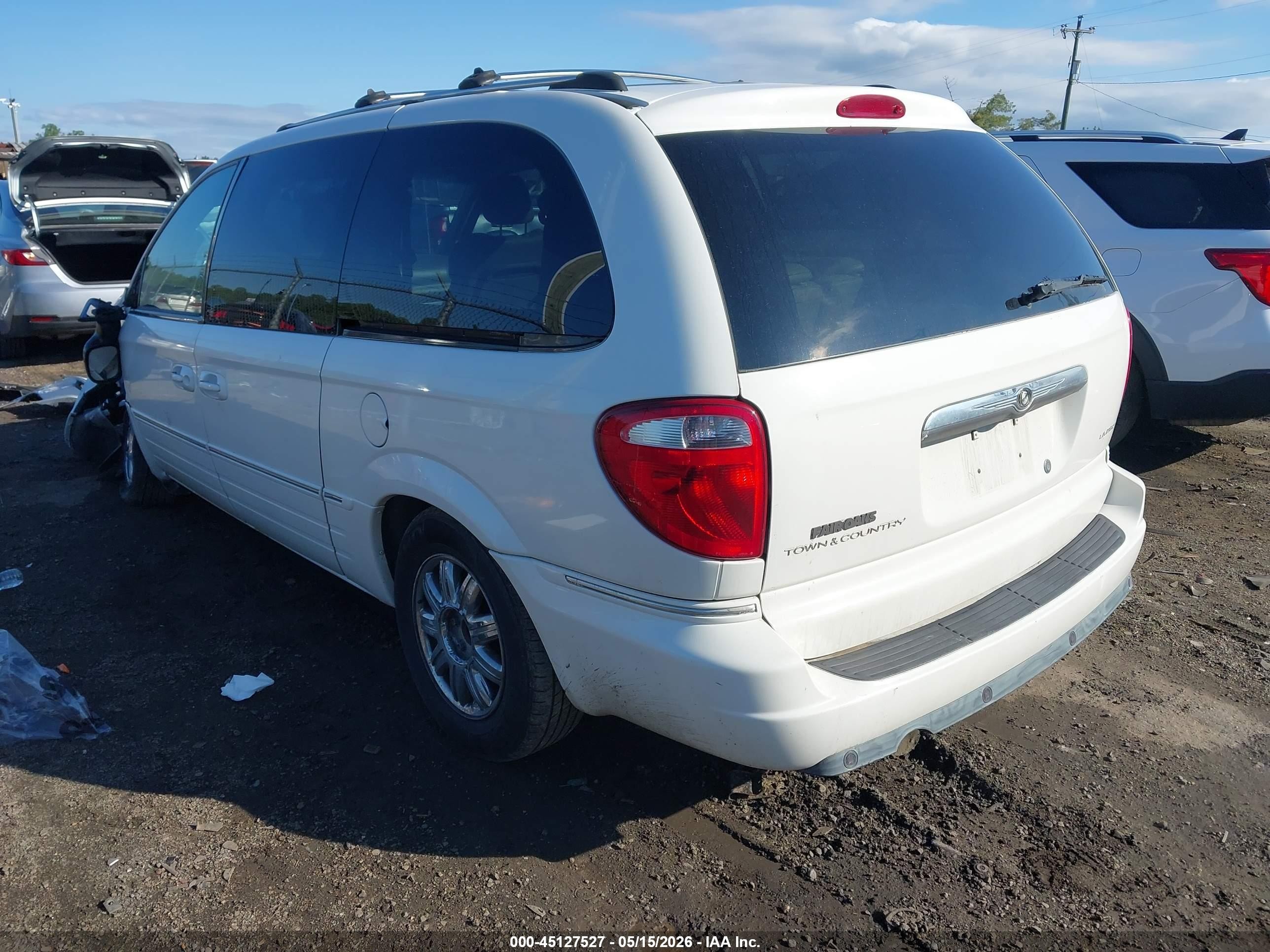 2005 Chrysler Town & Country Limited White vin: 2C4GP64L15R222576