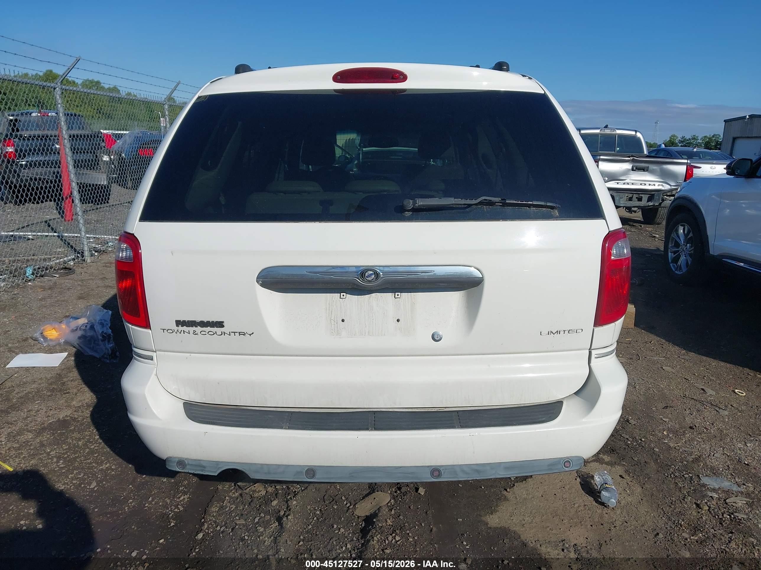 2005 Chrysler Town & Country Limited White vin: 2C4GP64L15R222576