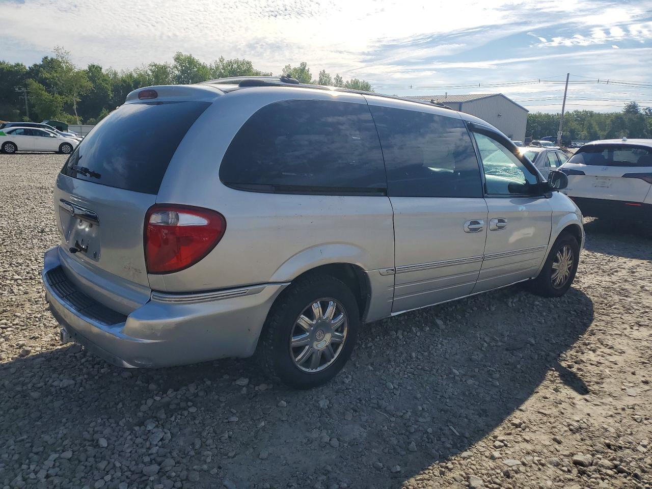 2005 Chrysler Town & Country Limited Silver vin: 2C4GP64L15R233383